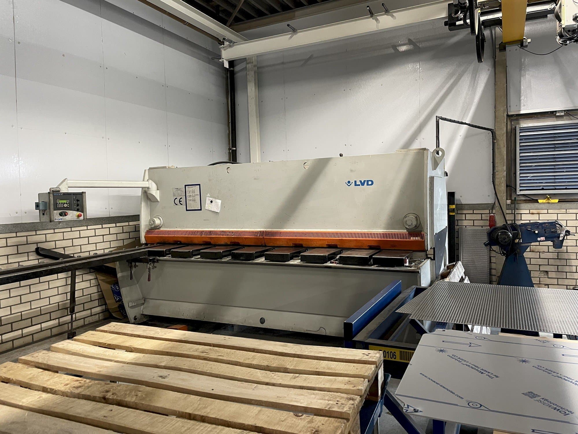 Čelní pohled na LVD MVSC 06/31 stroj