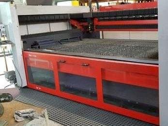 Čelní pohled na Bystronic Bystar II 3015 stroj