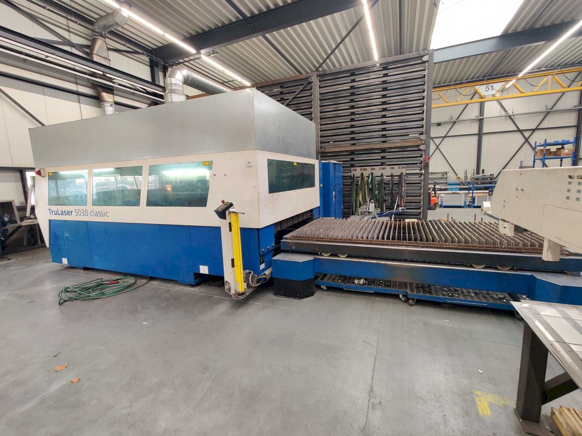Čelní pohled na Trumpf TruLaser 5030 classic stroj