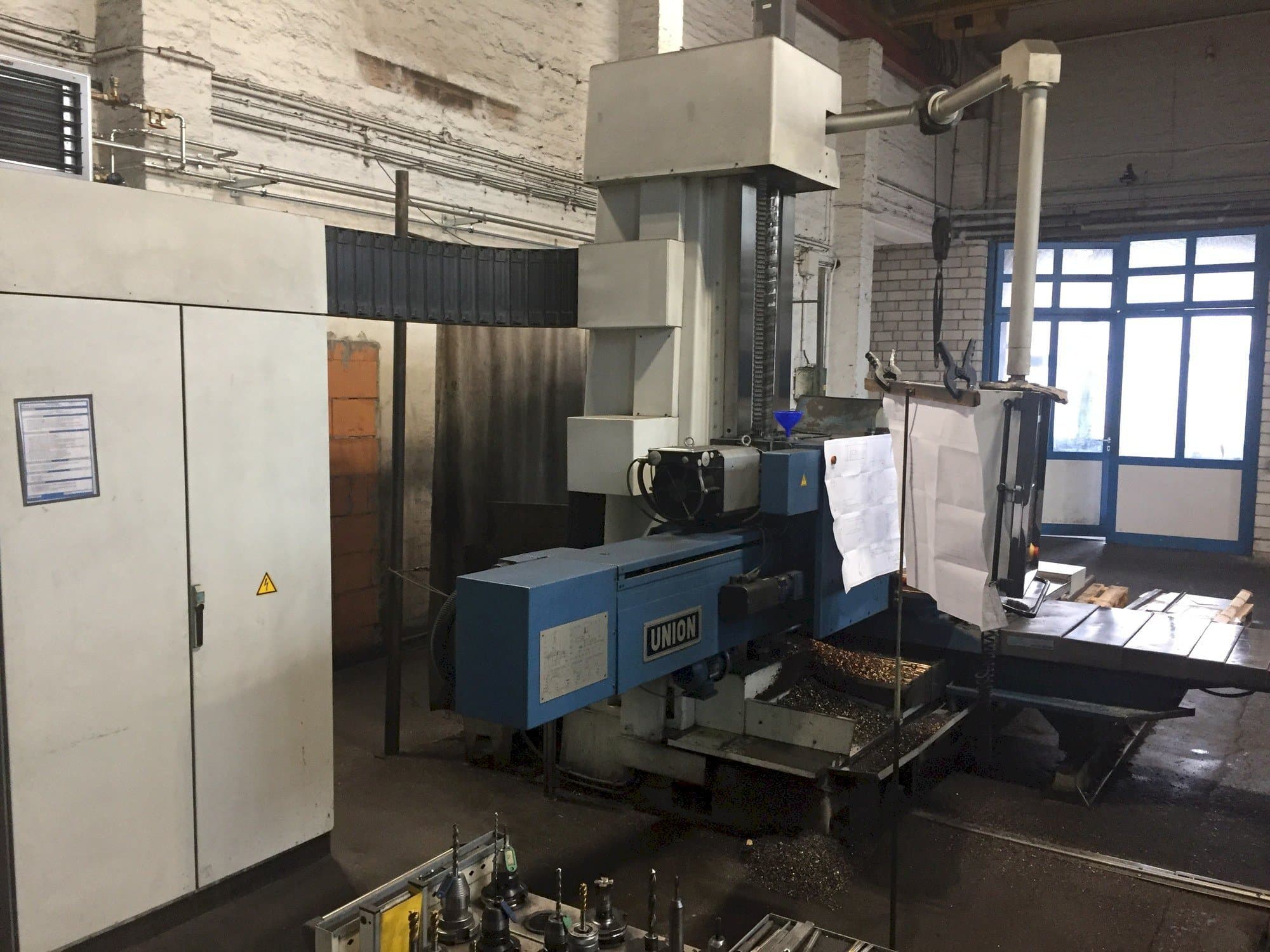 Levý boční pohled na Union BFT 102 stroj