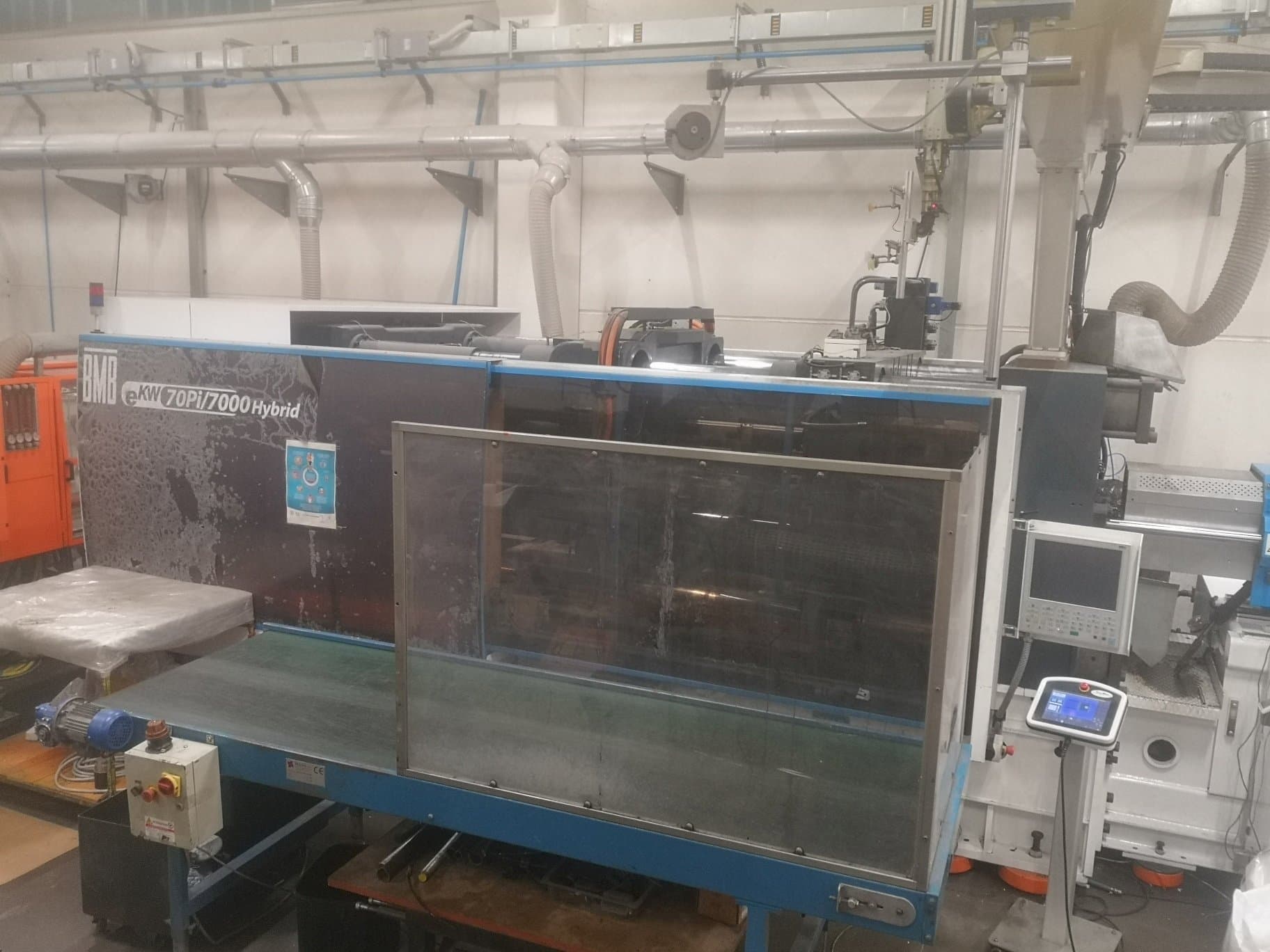 Čelní pohled na BMB Ekw 70pi Hybrid stroj