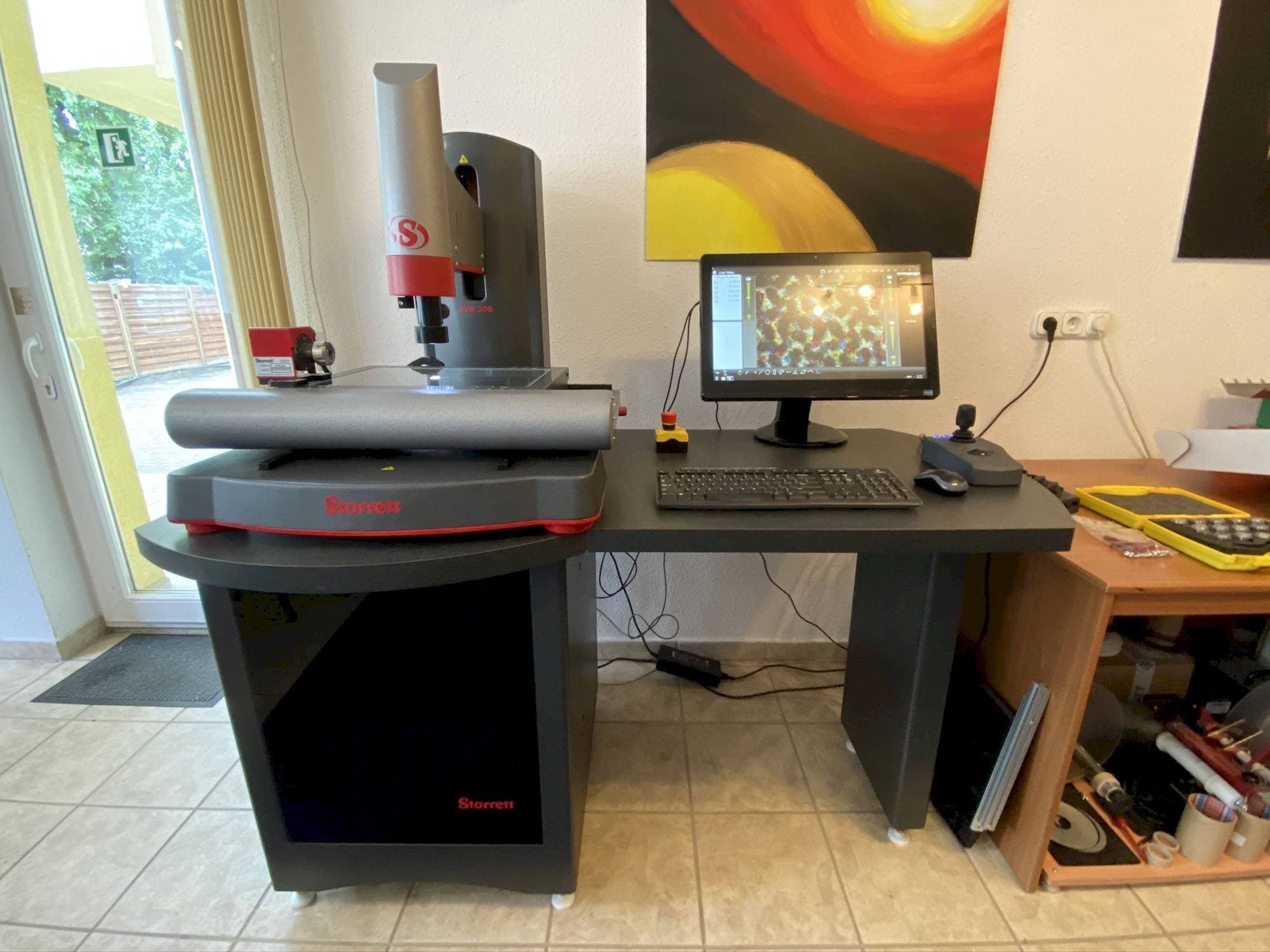 Čelní pohled  na Starrett AVR 300  stroj