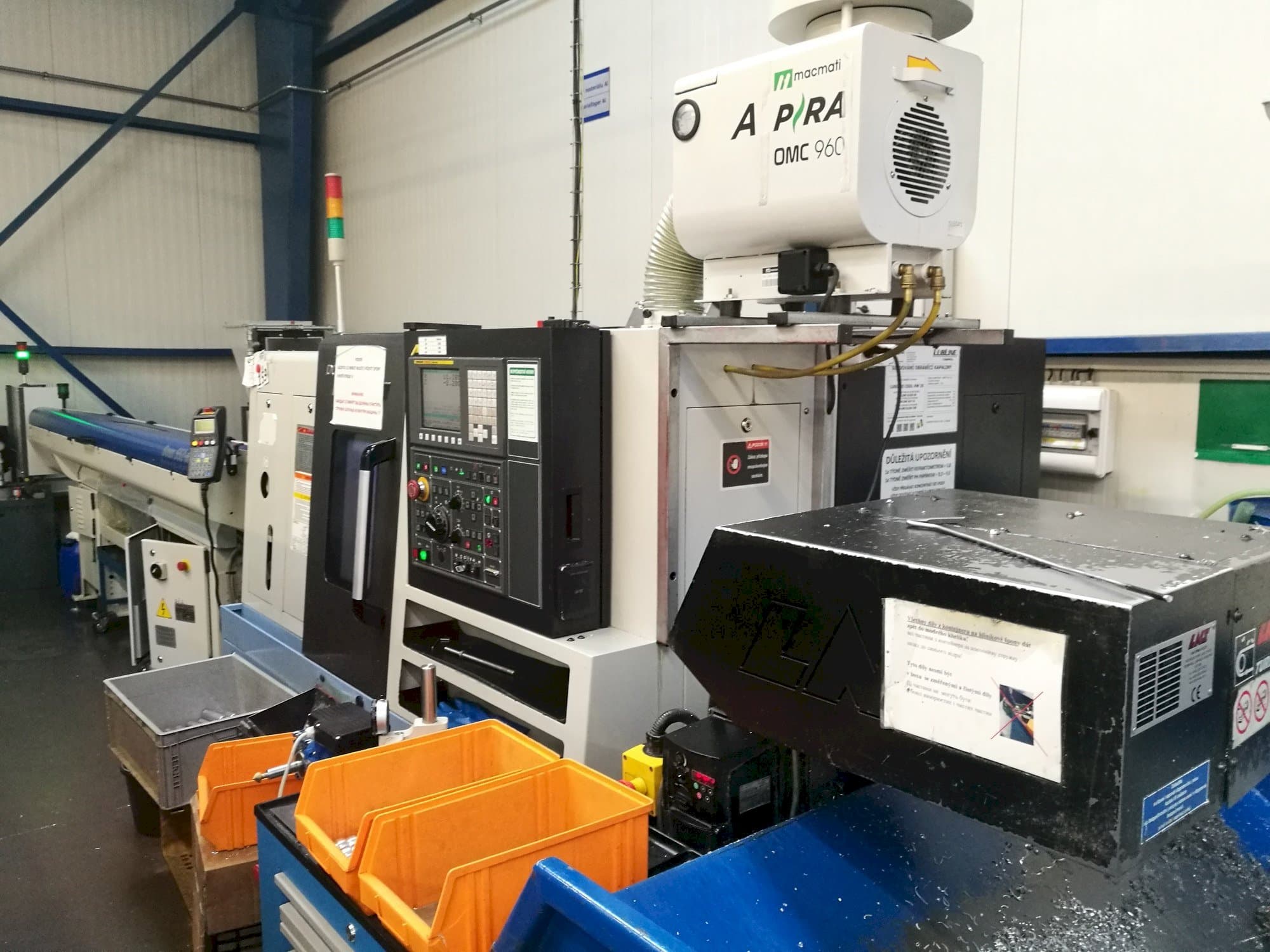 Čelní pohled na Doosan Lynx 220GA stroj