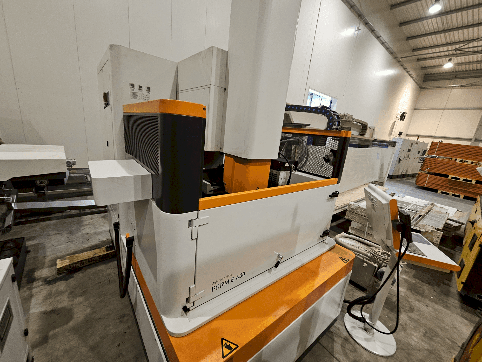 Čelní pohled  na AgieCharmilles Form E 600  stroj