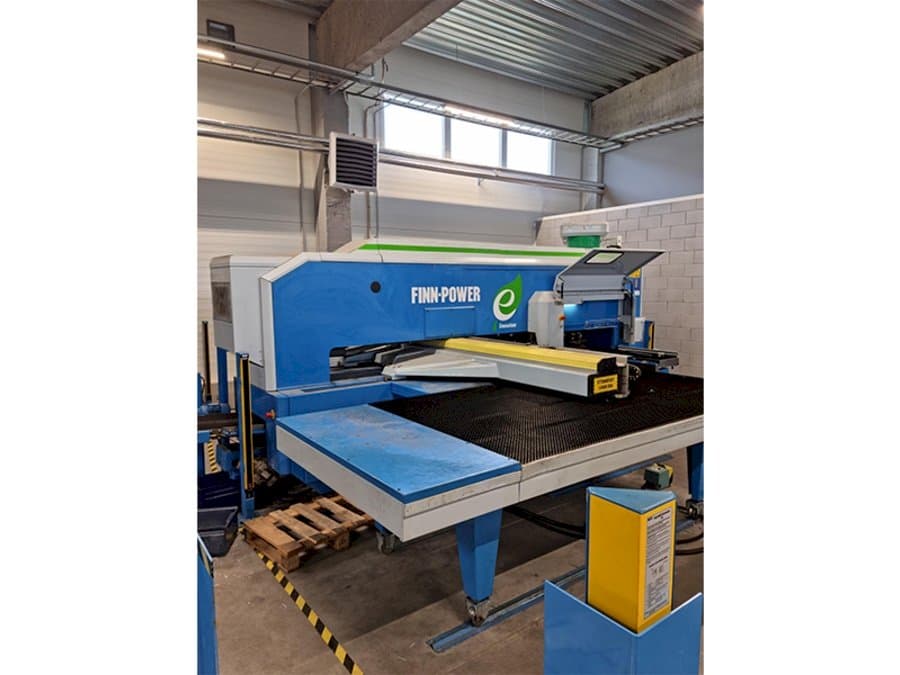 Čelní pohled na Finn-Power E5 stroj