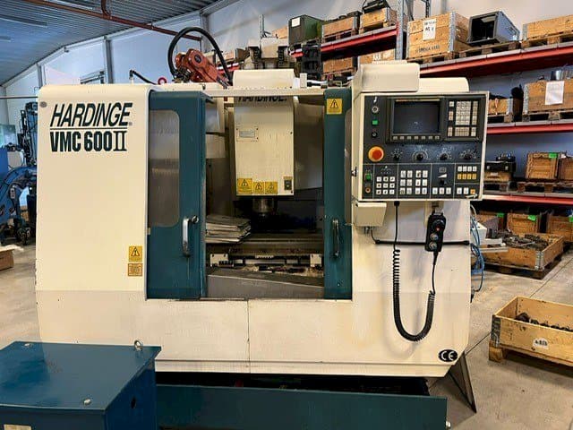 Čelní pohled na HARDINGE VMC 600II stroj