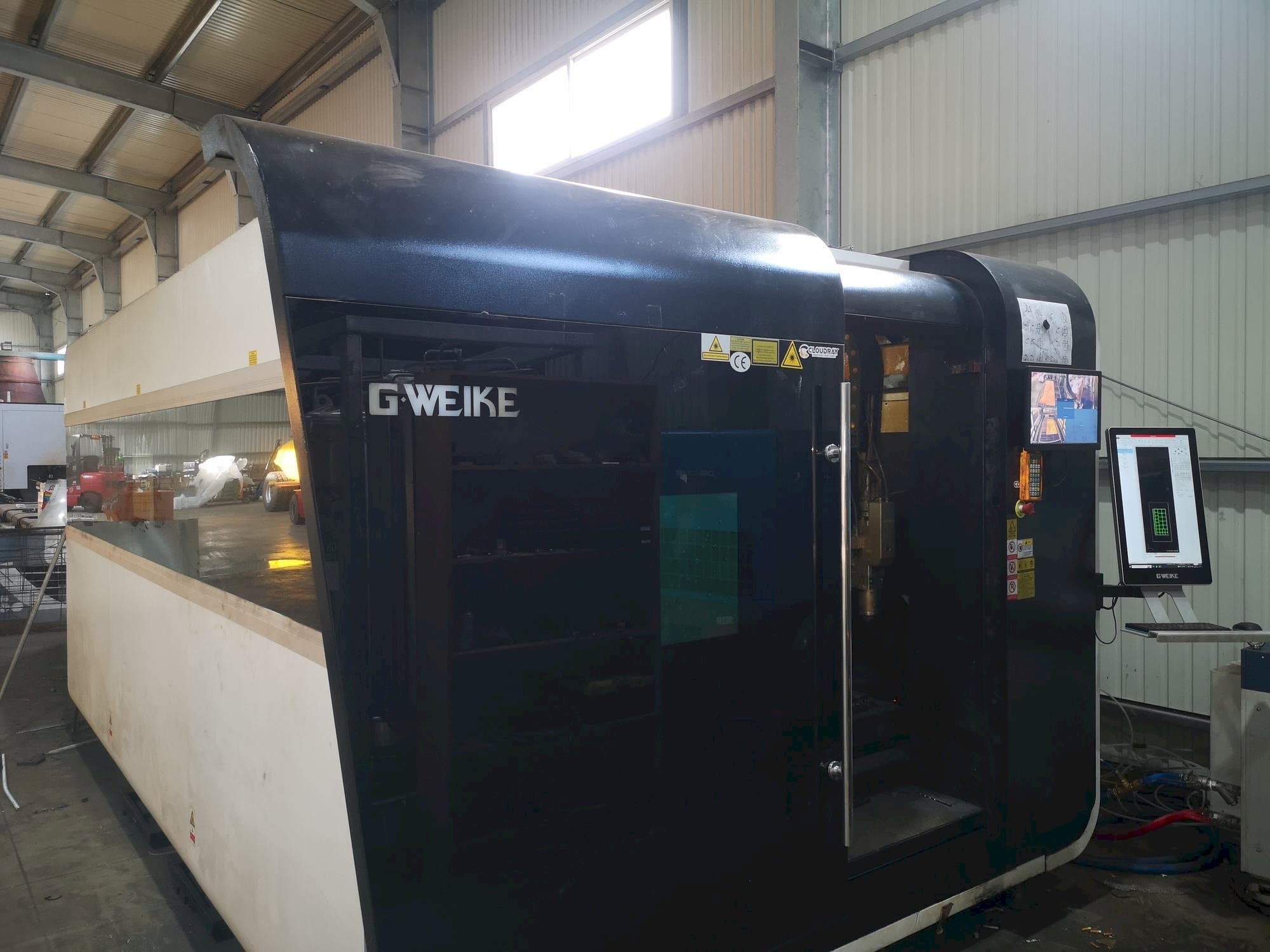 Čelní pohled na GWEIKE LF 3015 GA CNC stroj