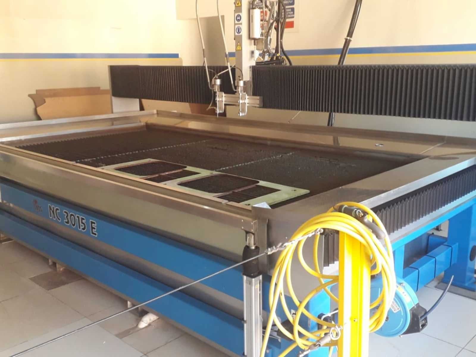 Čelní pohled na Waterjet Sweeden NC 3015 e stroj