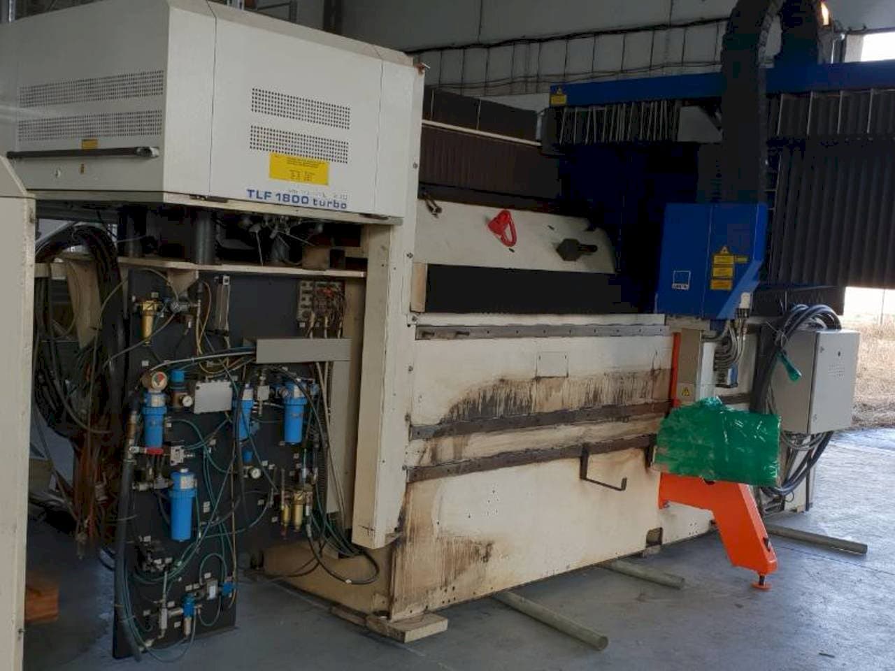 Čelní pohled  na Trumpf Lasercell TLC 1005  stroj