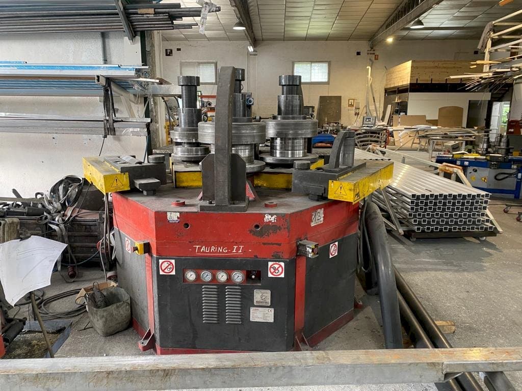 Čelní pohled na Tauring Alfa 200 stroj