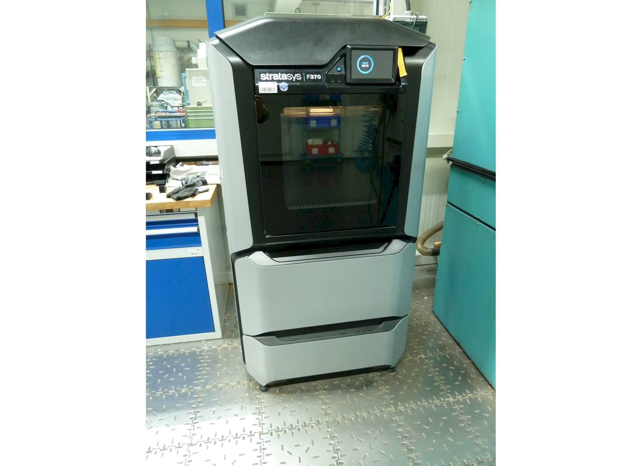 Čelní pohled na Stratasys F370 stroj