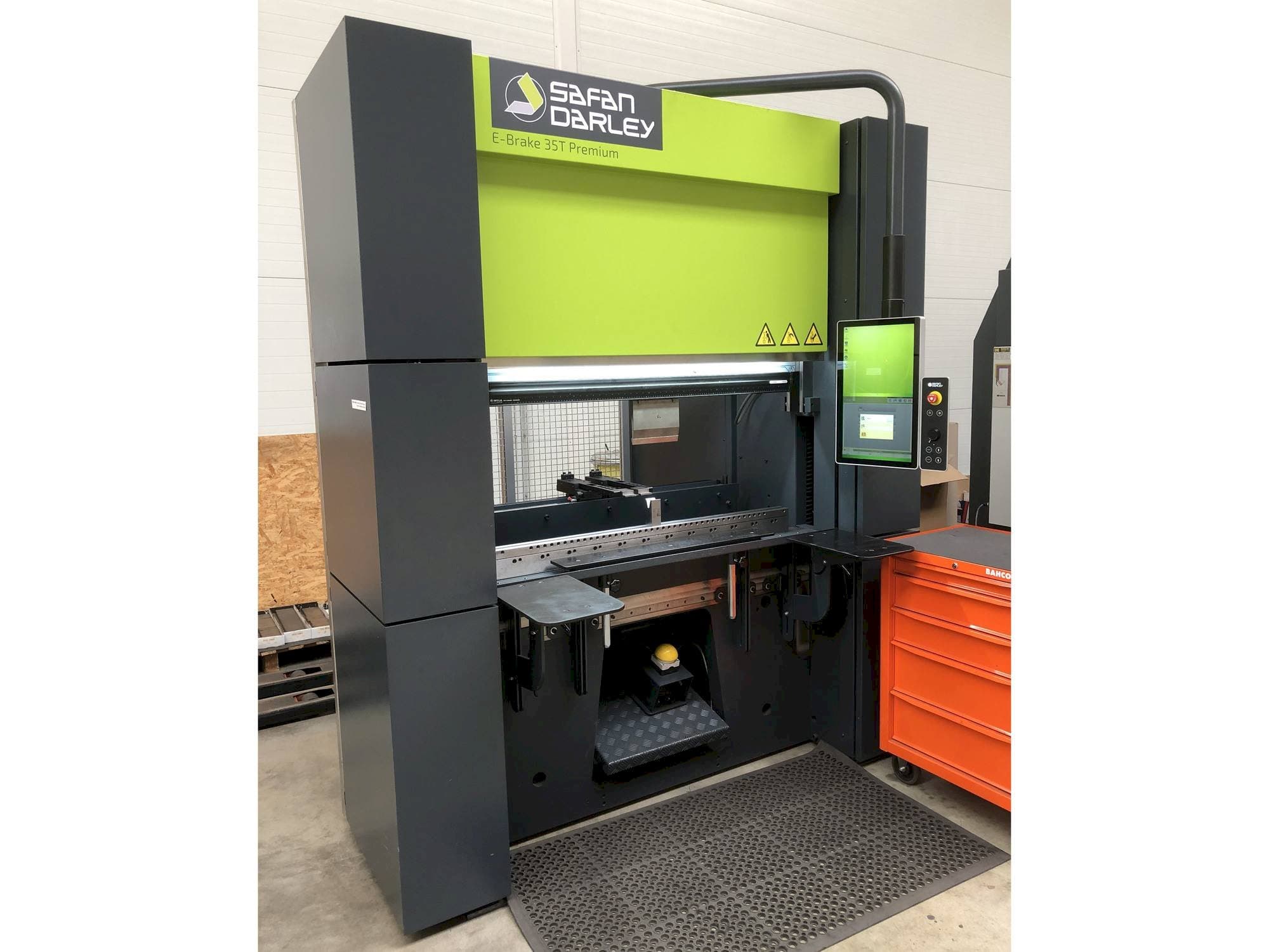Čelní pohled na Safan Darley E-Brake 35T Premium stroj