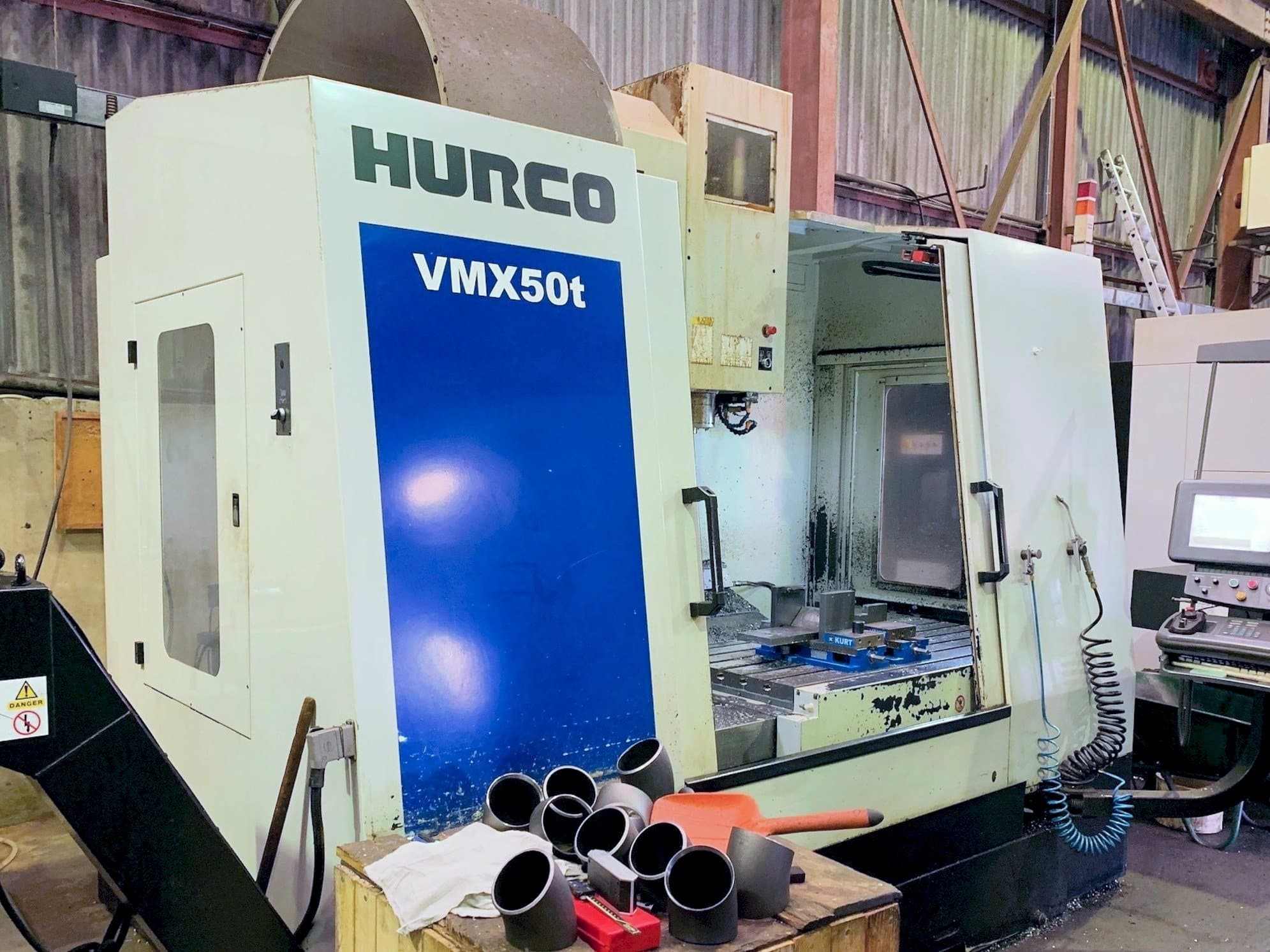 Čelní pohled na Hurco VMX 50T stroj