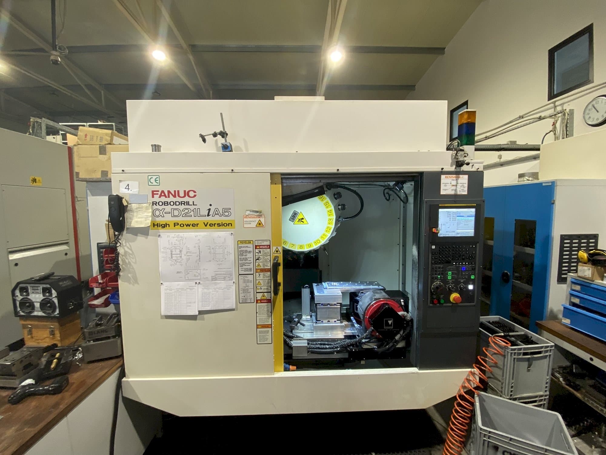 Čelní pohled na FANUC Robodrill Alpha D21LiB5 stroj