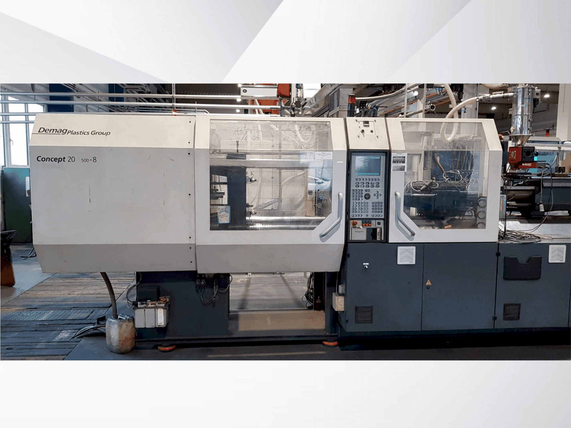 Čelní pohled na DEMAG Concept 200/500-840 + W711 stroj