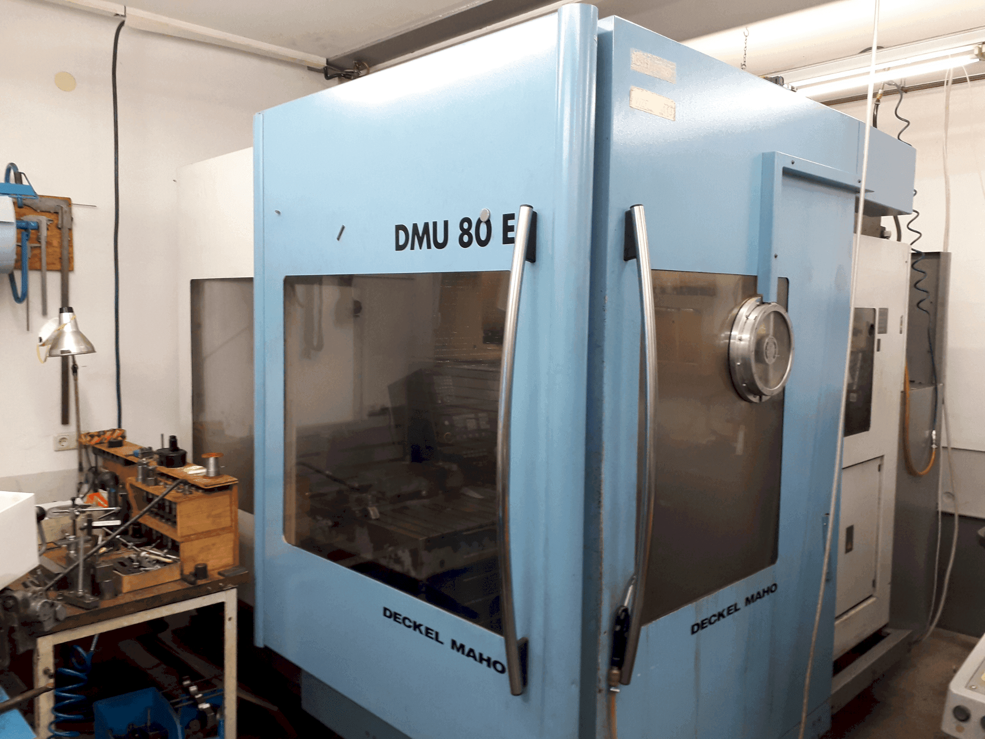 Čelní pohled na DECKEL MAHO DMU 80E stroj
