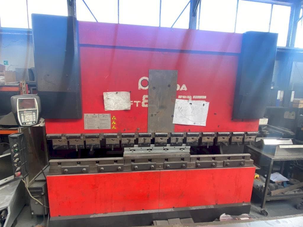Čelní pohled na AMADA HFT 80 25 stroj