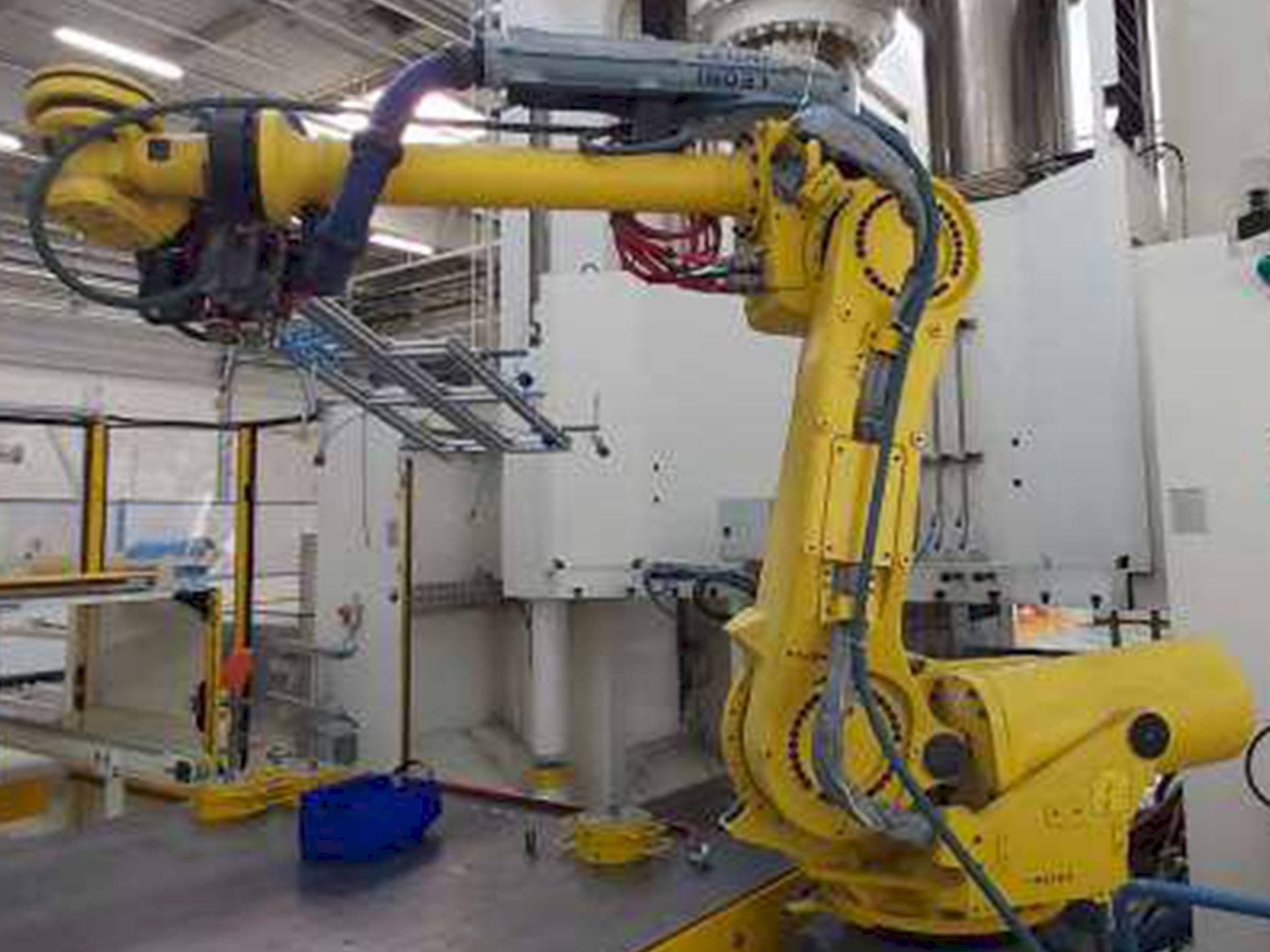 Čelní pohled  na FANUC Robot R-2000iB/185L  stroj