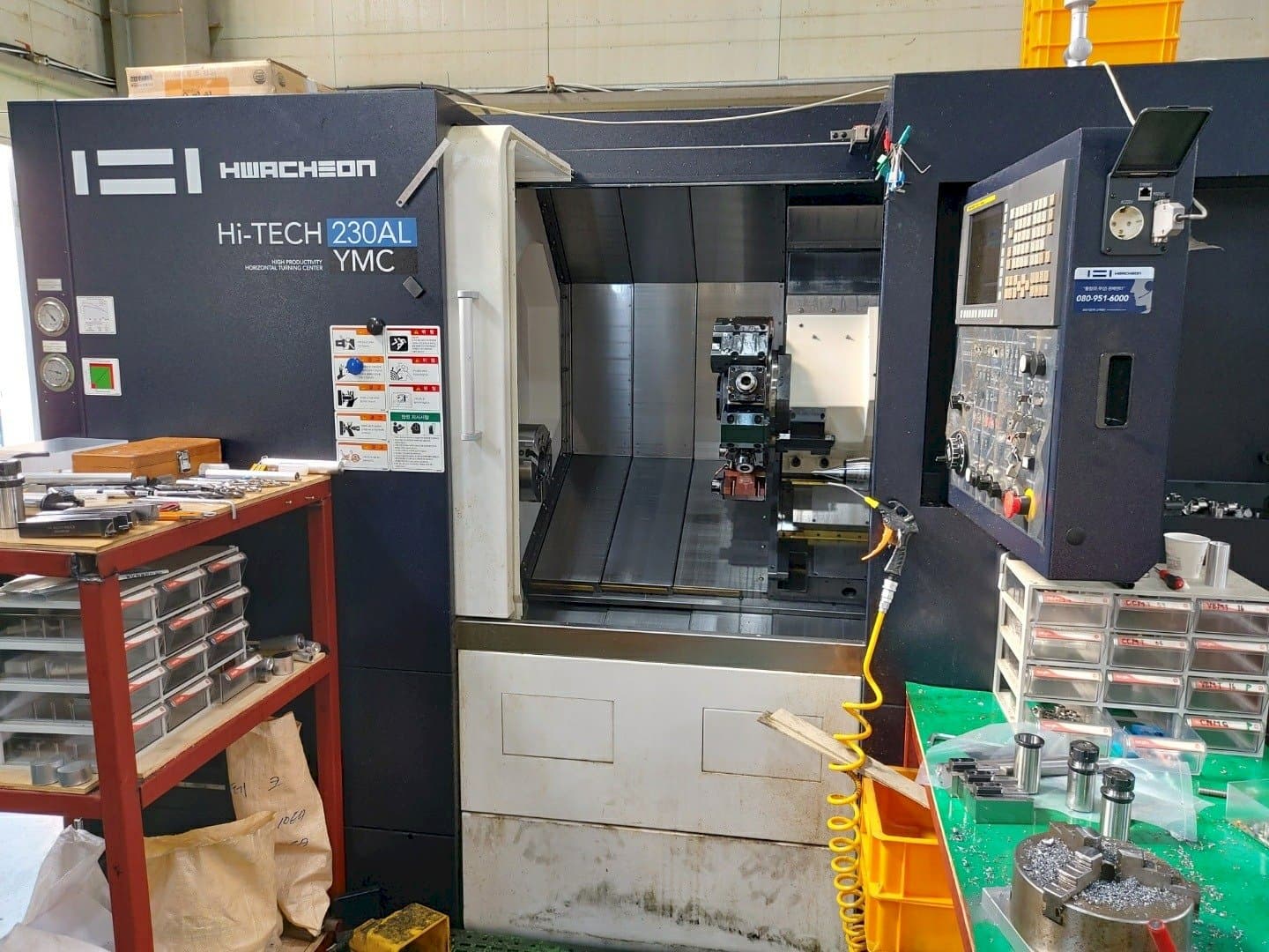 Čelní pohled na HWACHEON Hi-TECH 230AL YMC stroj