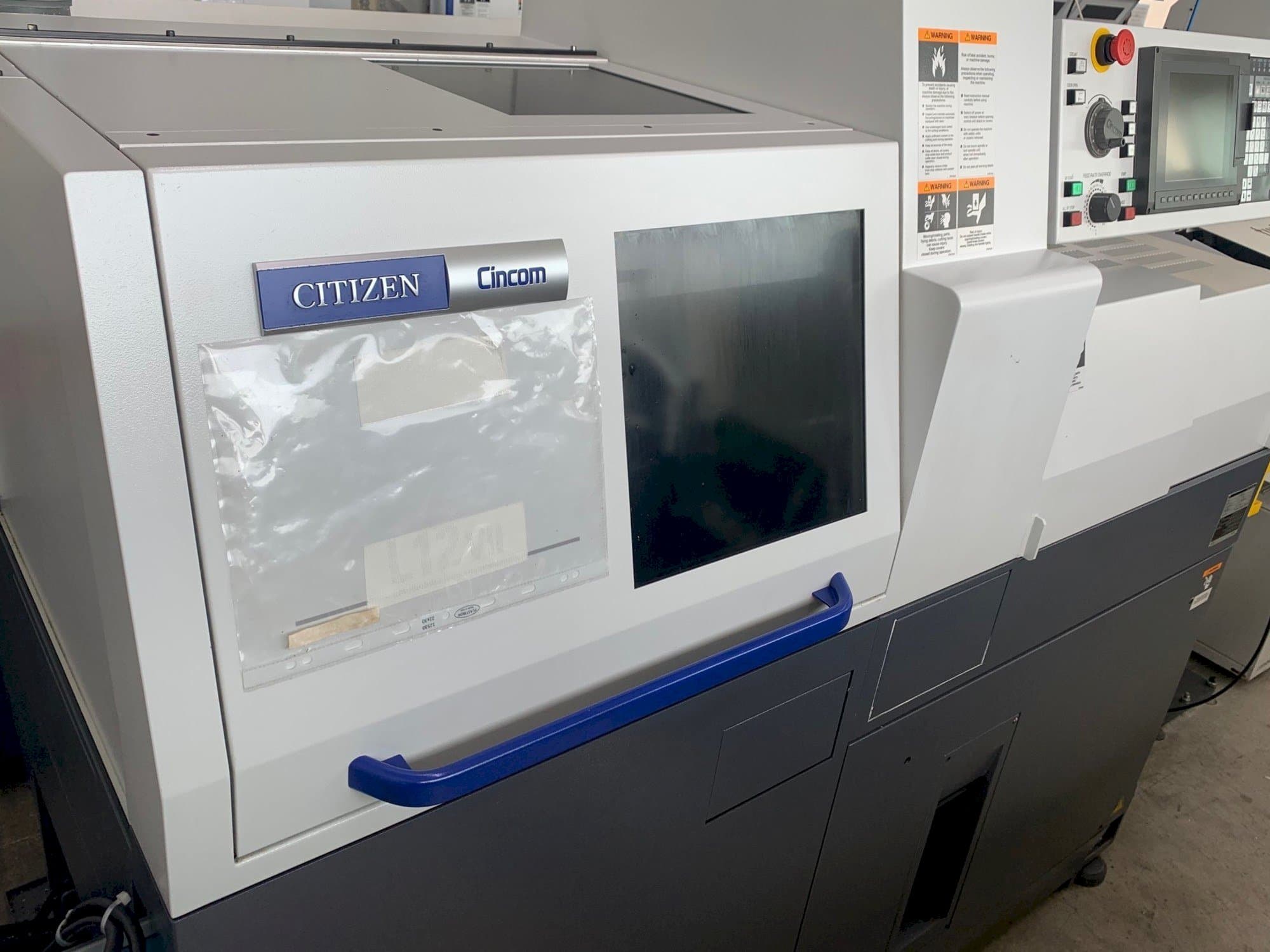 Čelní pohled  na Citizen Cincom L12  stroj