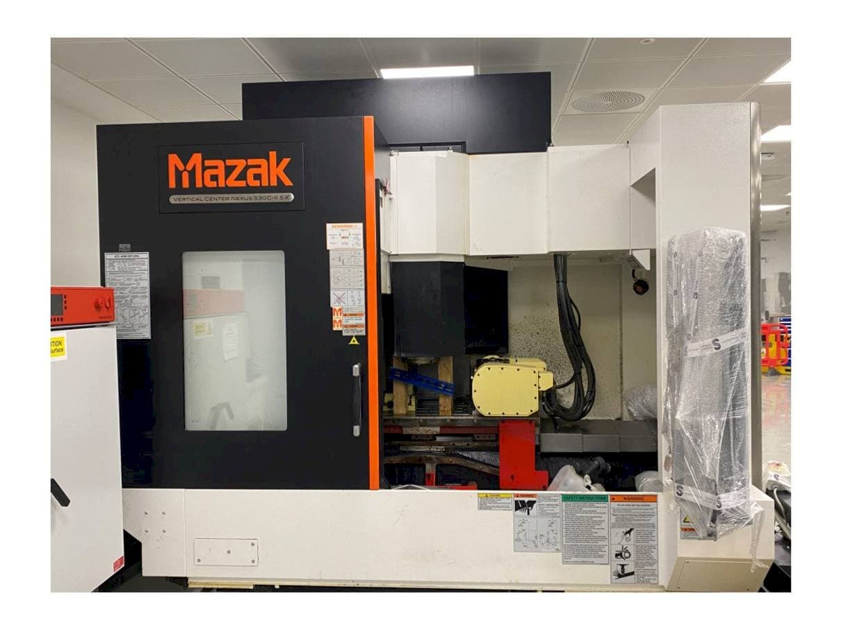 Čelní pohled na Mazak Vertical Center Nexus 530C-II 5X stroj