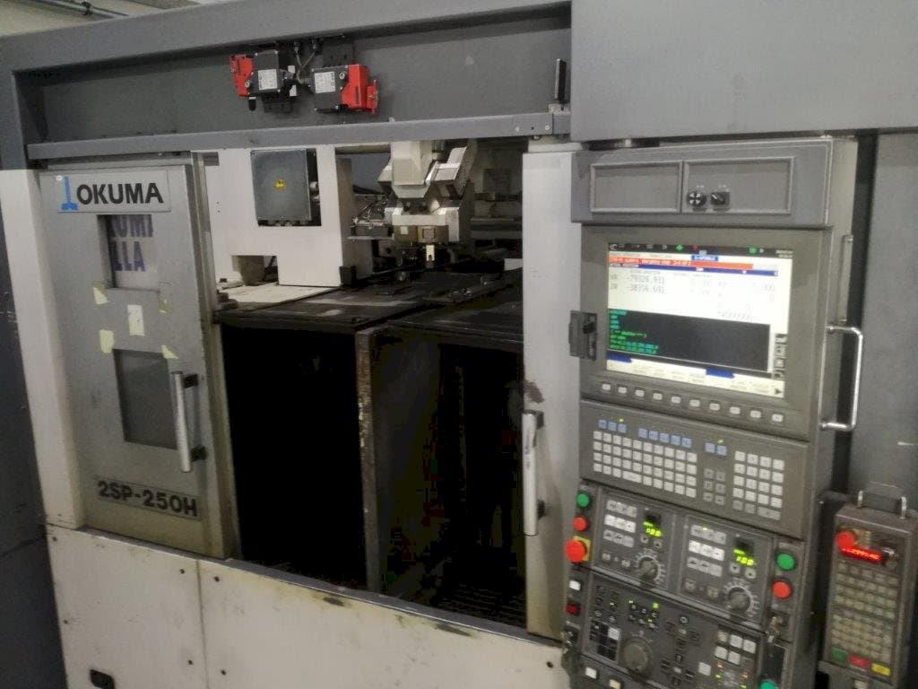 Čelní pohled na Okuma 2SP-250H stroj