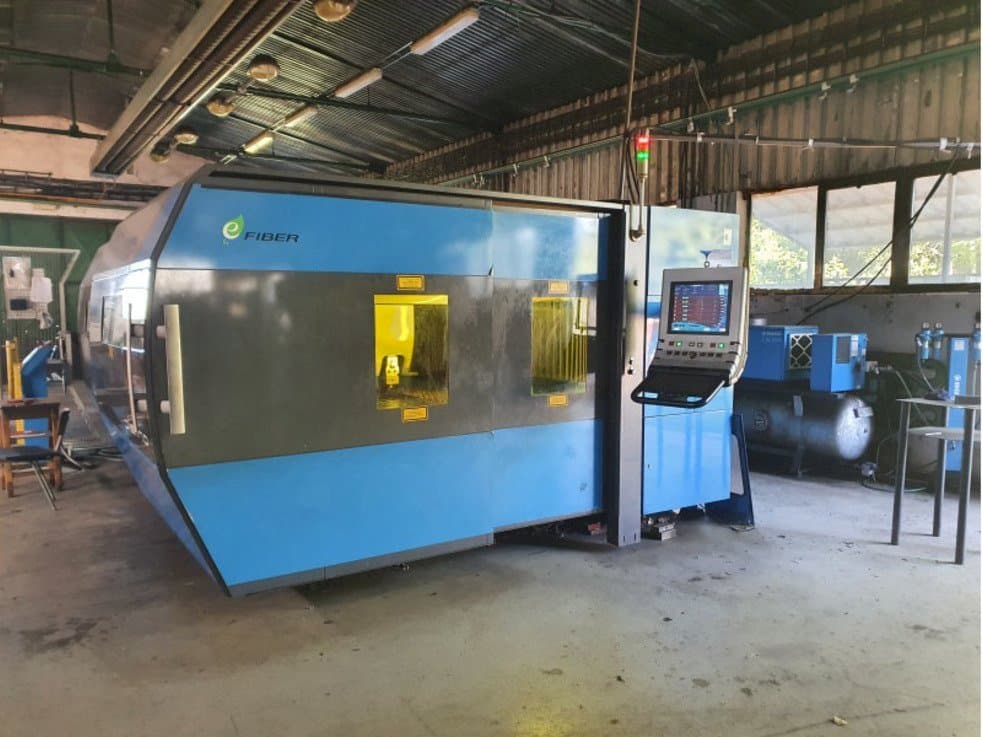 Čelní pohled  na Prima Power Platino Fiber  stroj