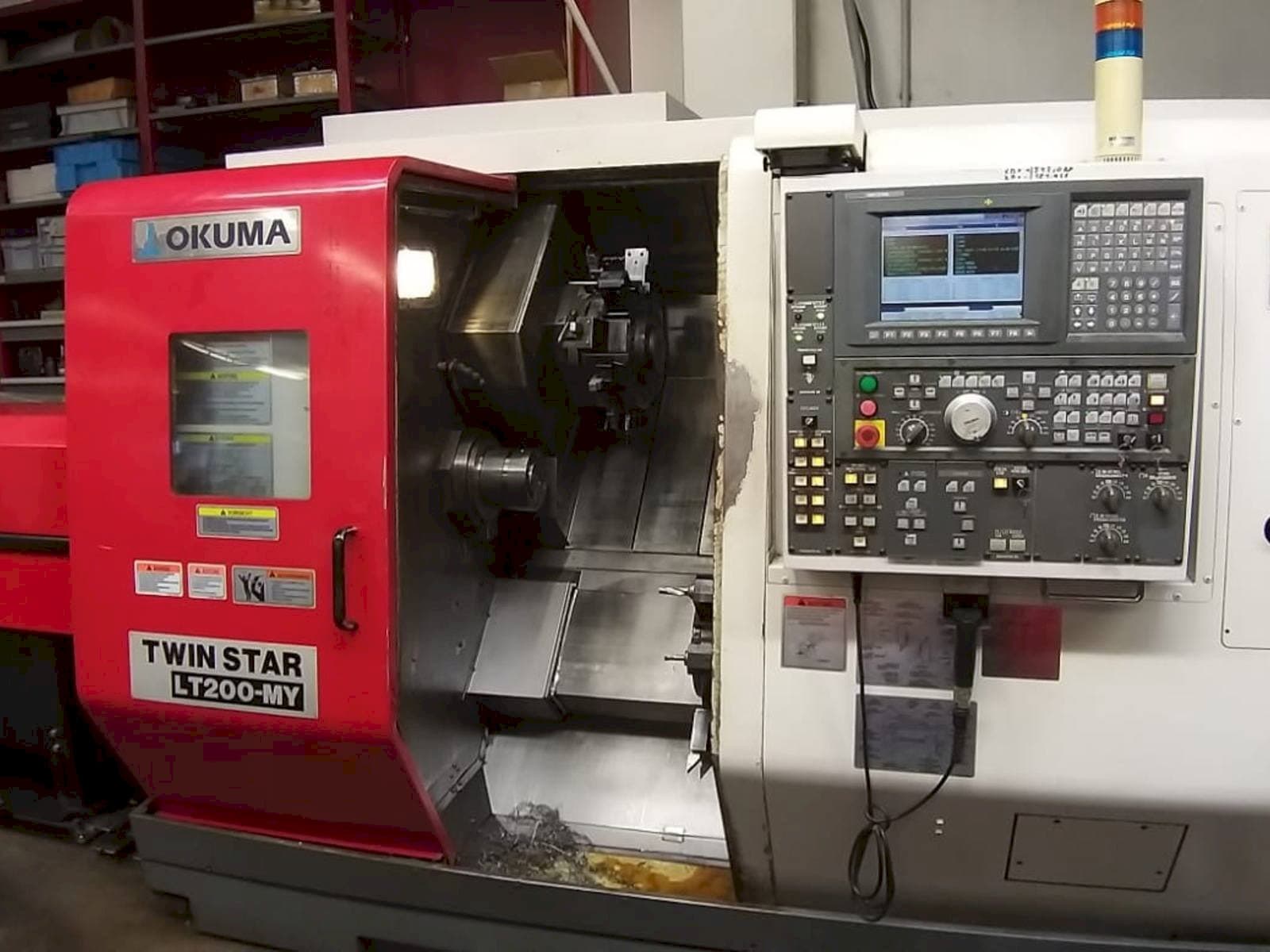Čelní pohled na Okuma Twin Star LT200-MY stroj