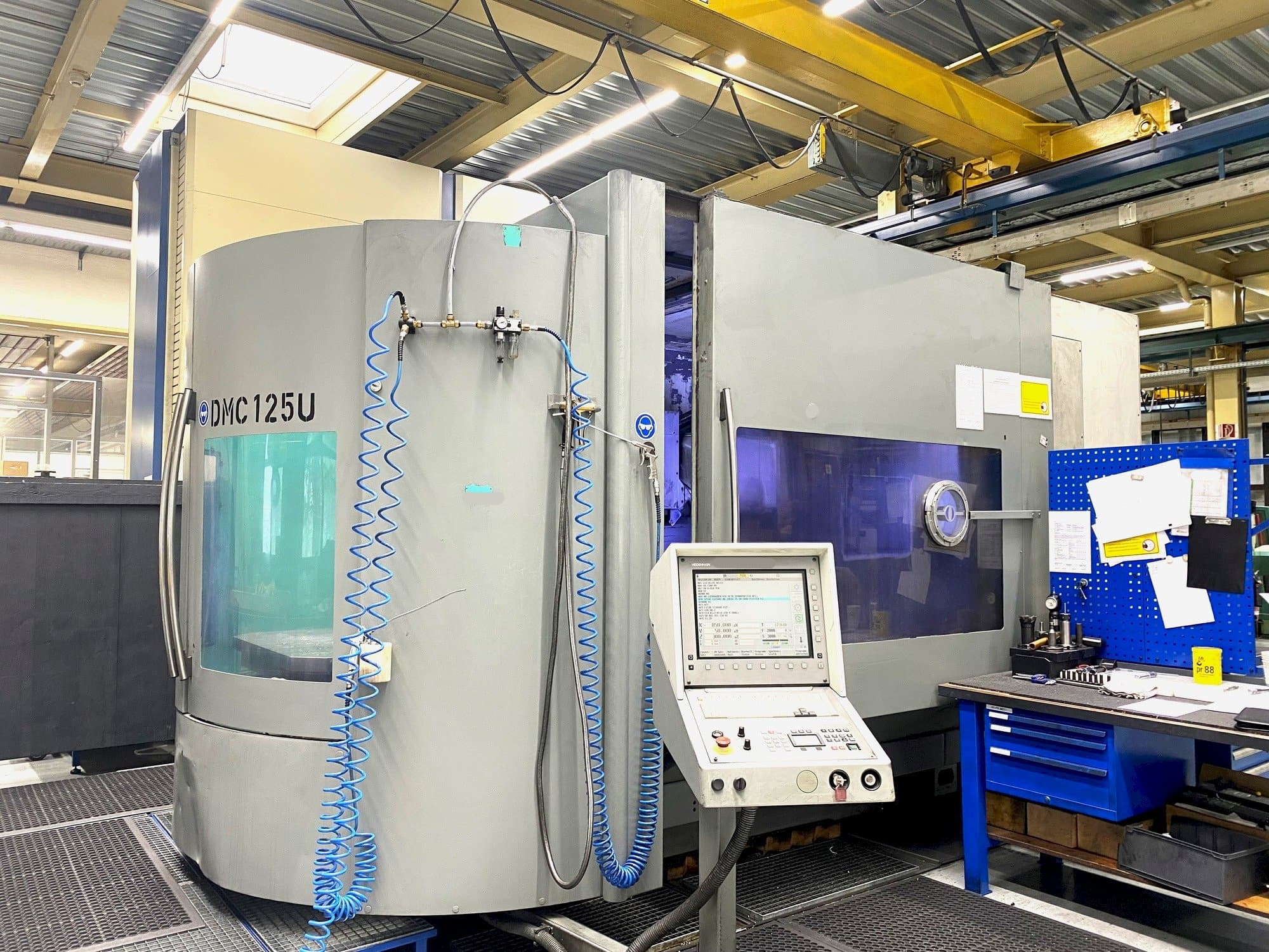 Čelní pohled na DMG Deckel Maho DMC 125 U stroj
