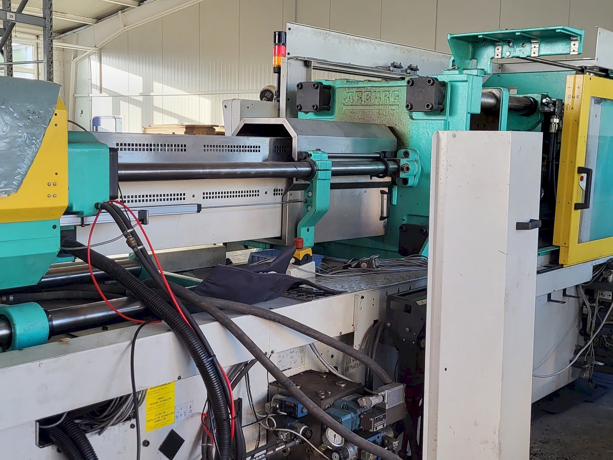 Levý pohled na Arburg Allrounder Centex 570C2200-1300 stroj