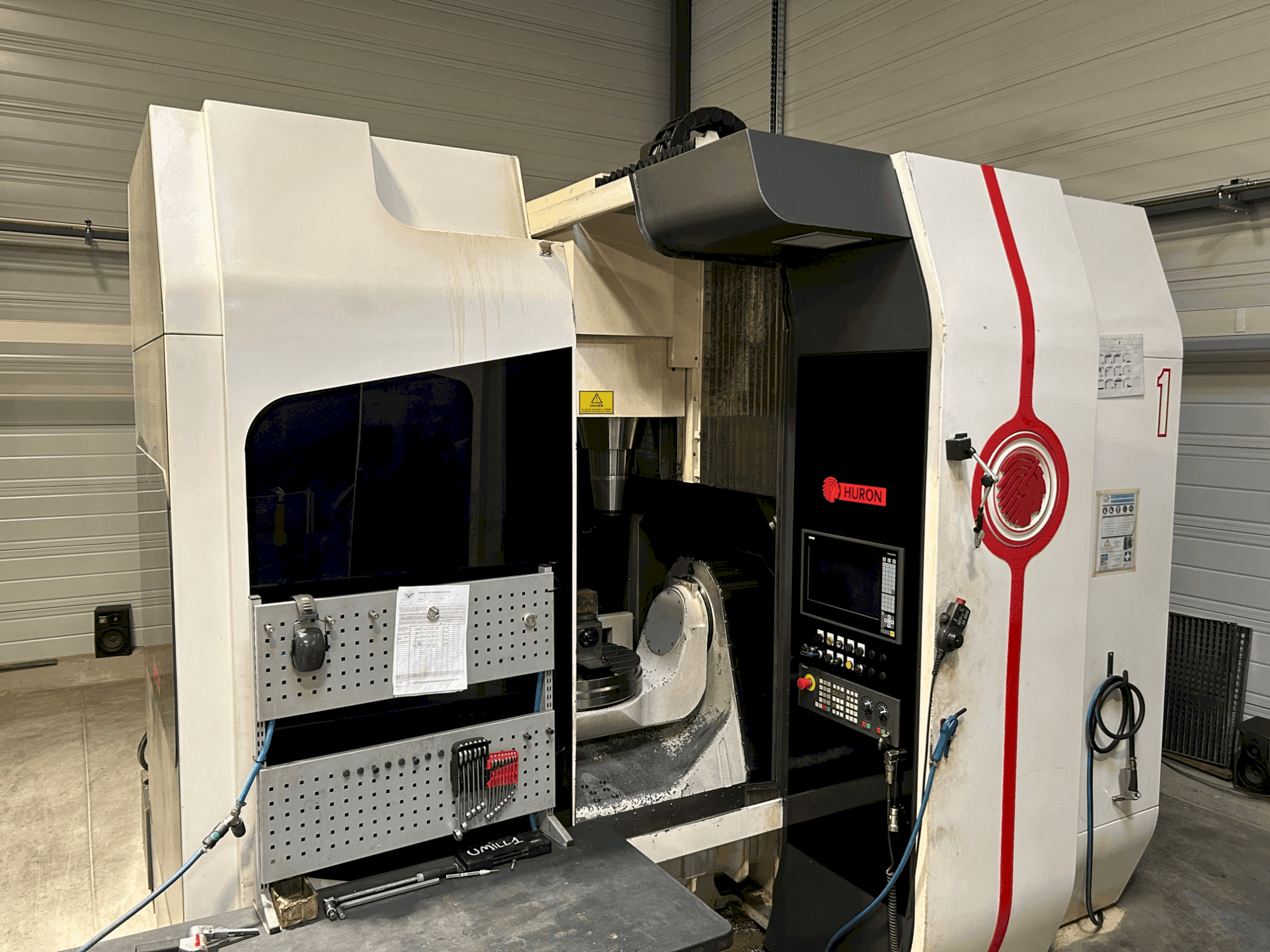 Čelní pohled na Huron UMILL 6 stroj