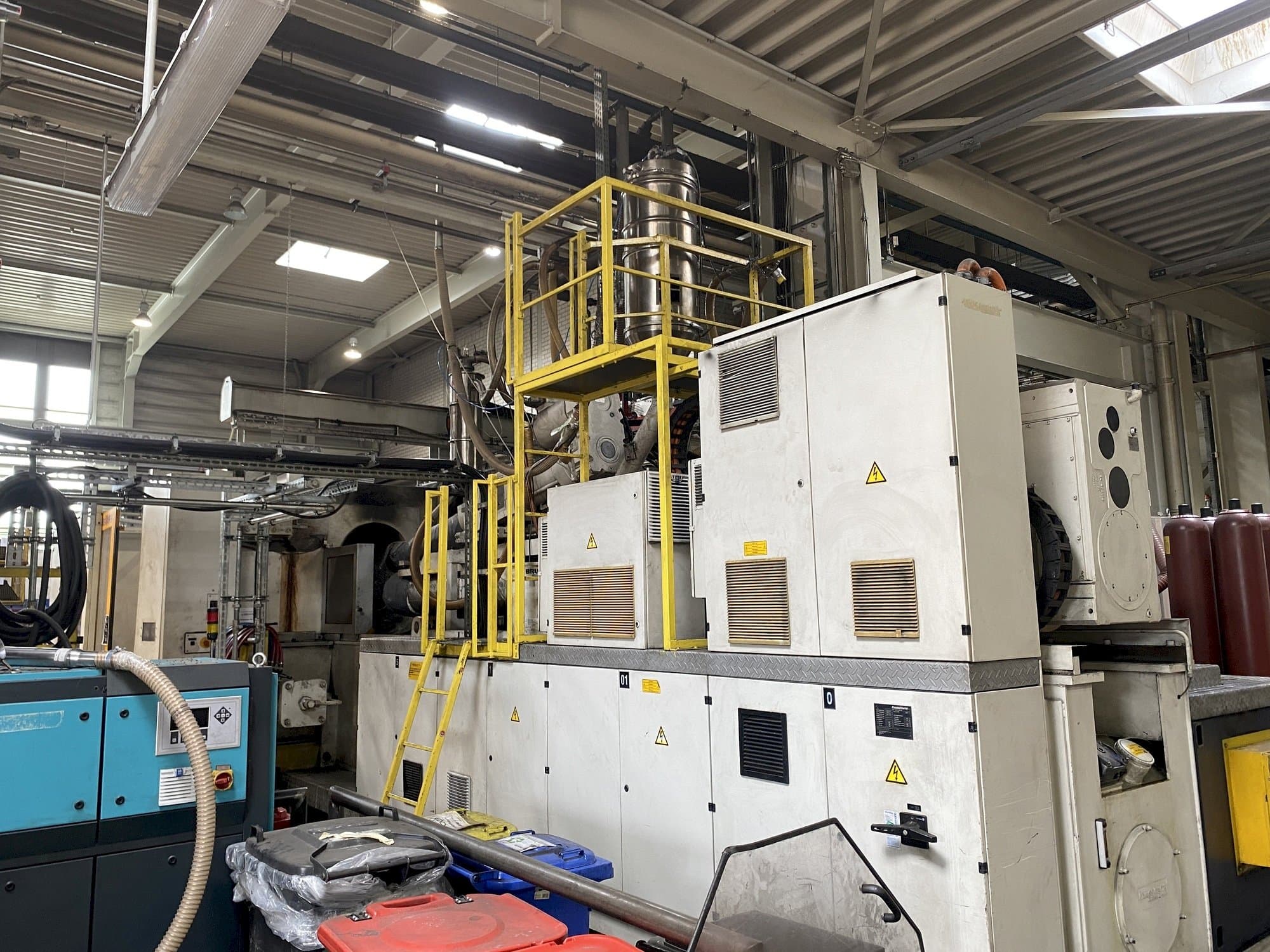 Čelní pohled na Krauss Maffei 1600-12000-1400 MZ stroj