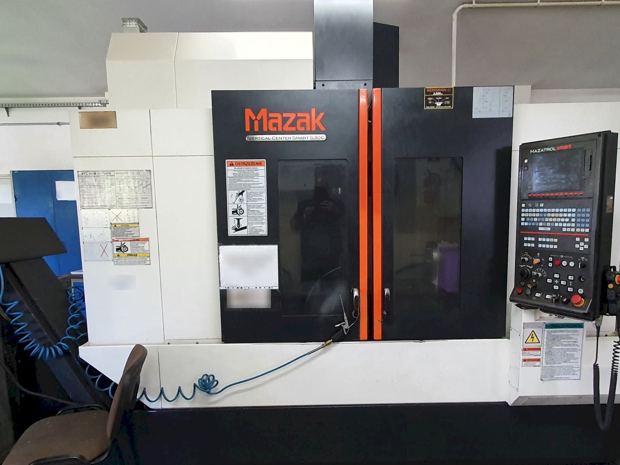 Čelní pohled na Mazak Smart 530C stroj