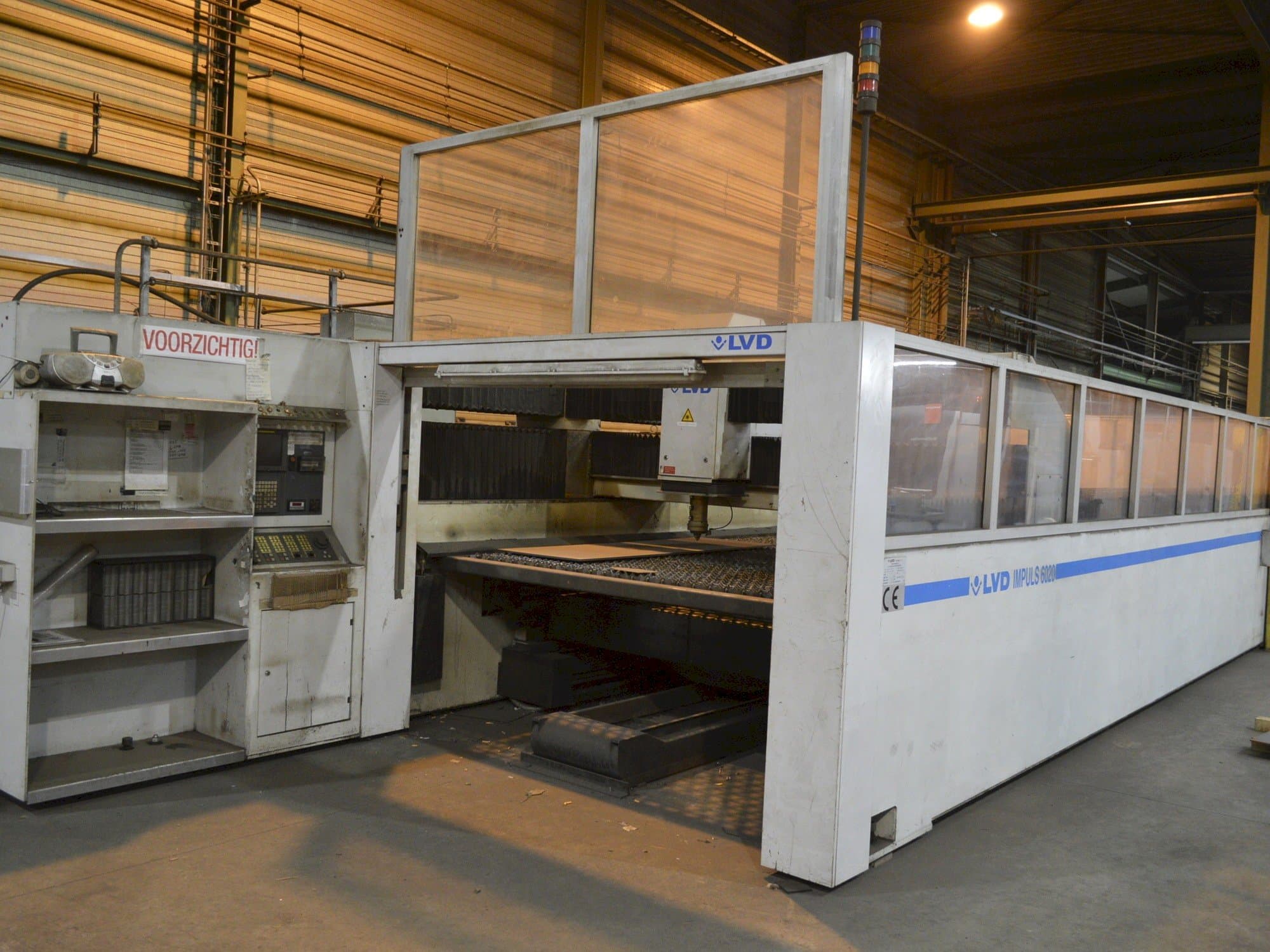 Čelní pohled na LVD IMPULS 6020 stroj