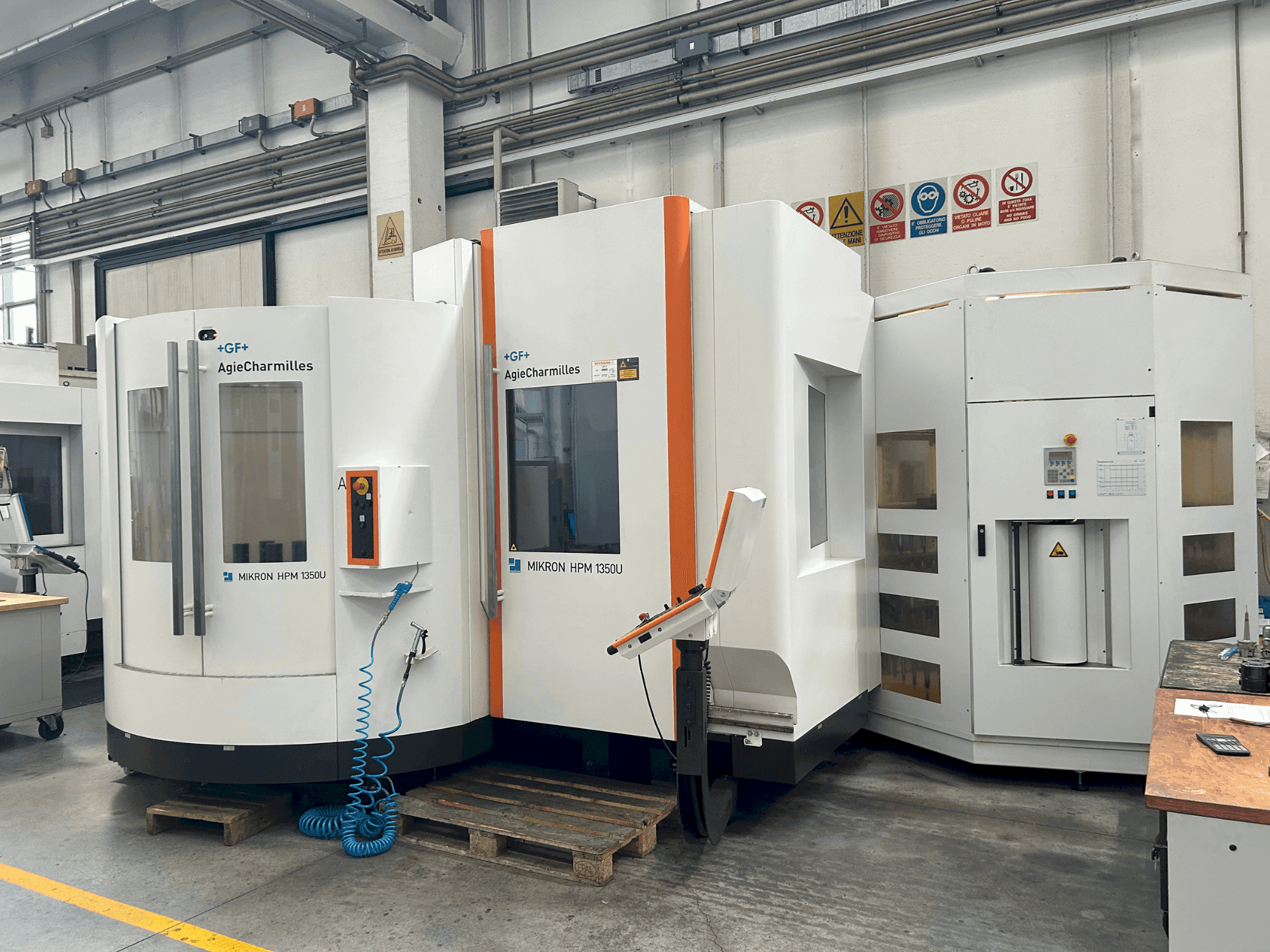 Čelní pohled  na AgieCharmilles MIKRON HPM 1350U  stroj