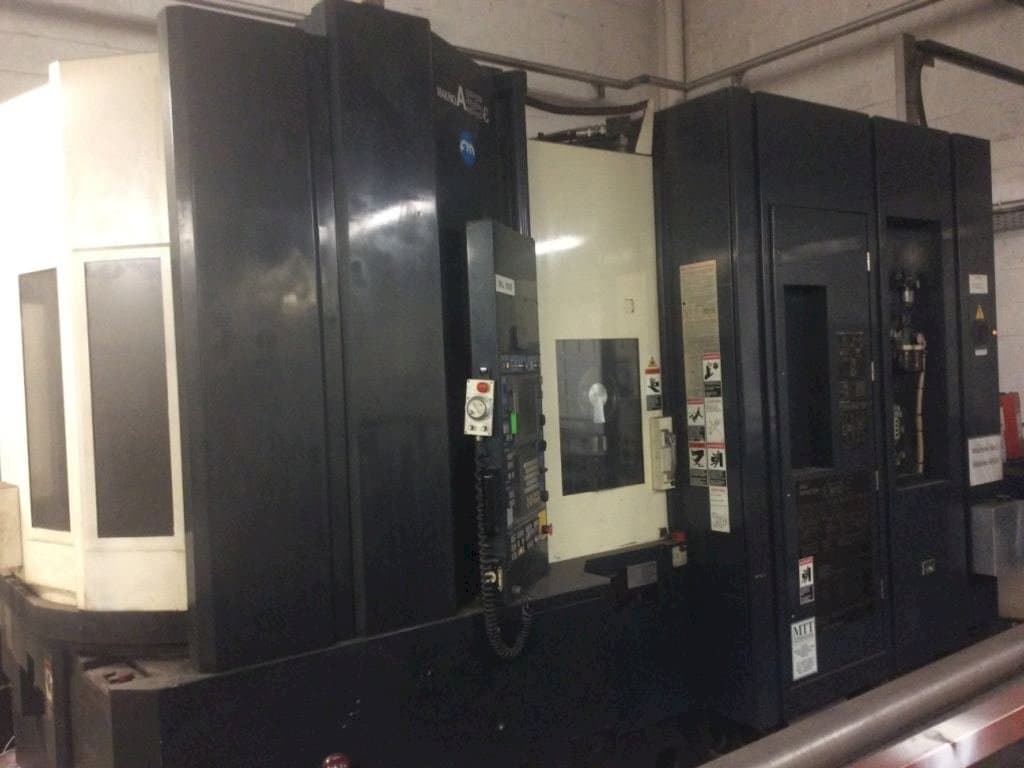 Čelní pohled na Makino A55e stroj