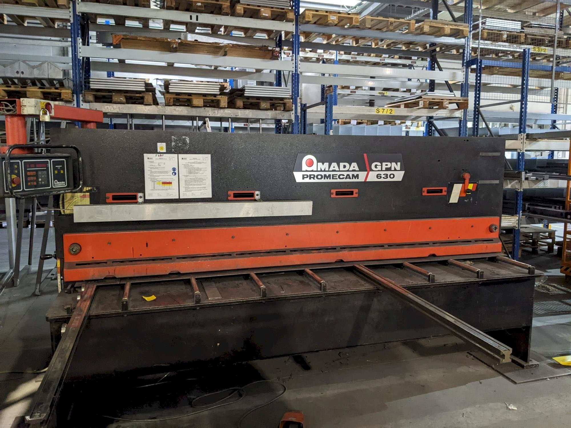 Čelní pohled na AMADA Promecam Gpn 630 stroj