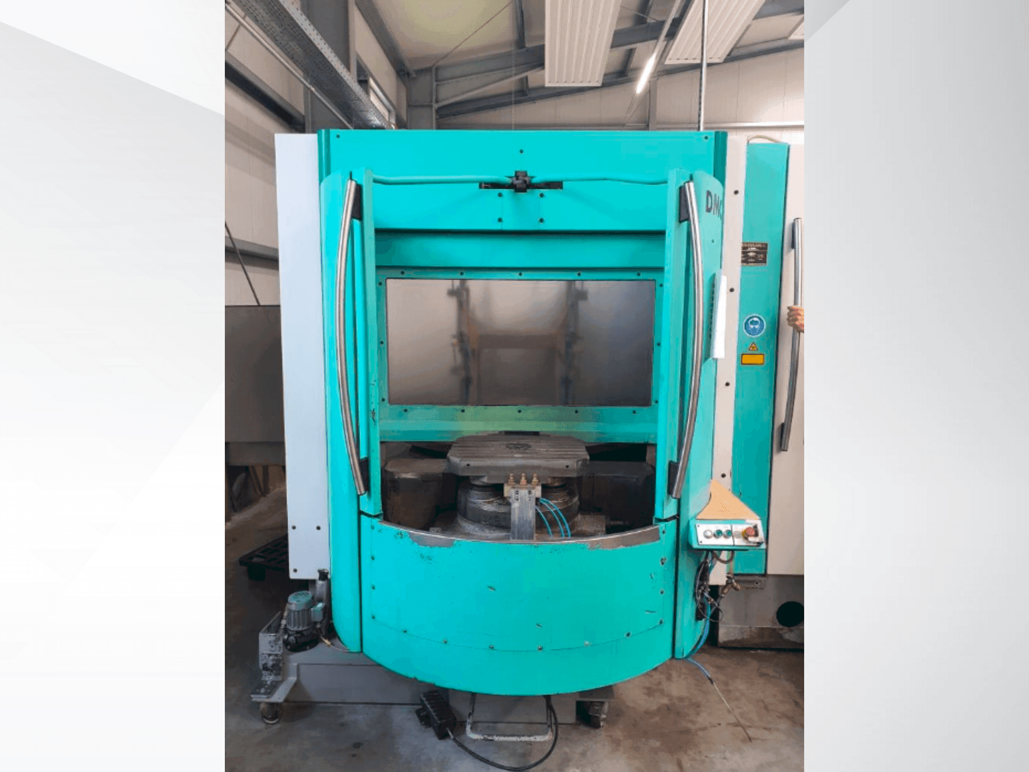 Čelní pohled  na DECKEL MAHO DMC 60H hi-dyn  stroj