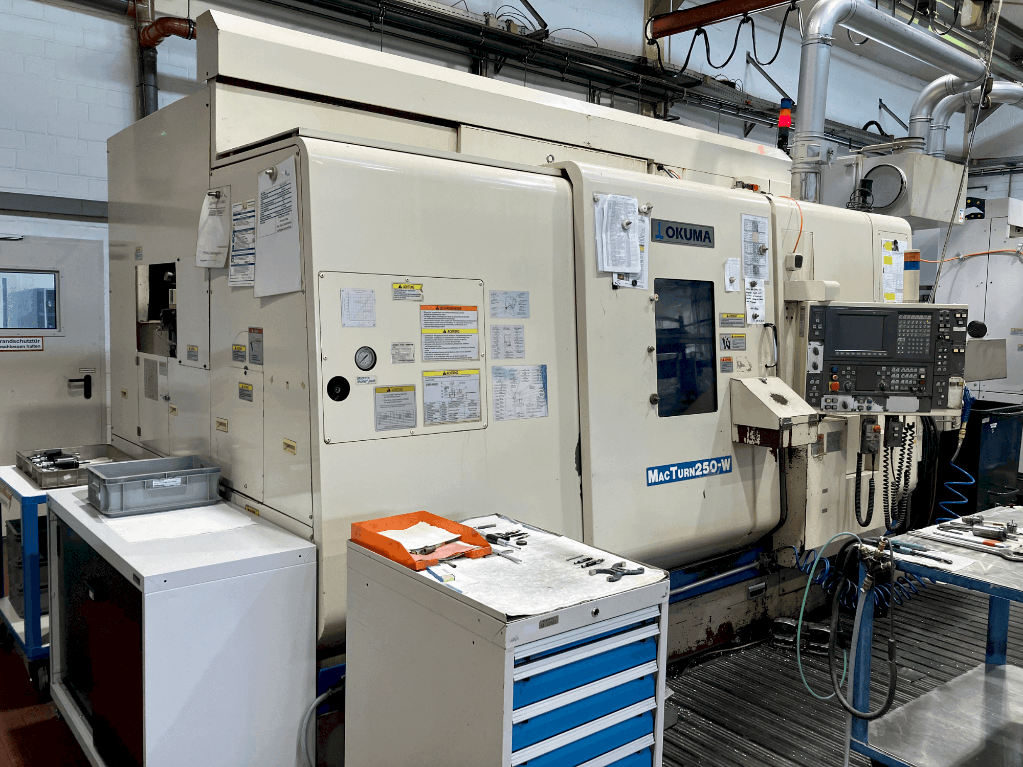 Čelní pohled na Okuma MacTurn 250-W stroj