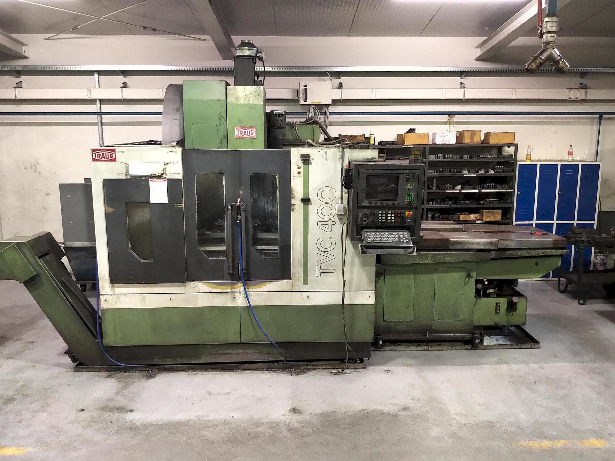 Čelní pohled na TRAUB TVC 400 P stroj