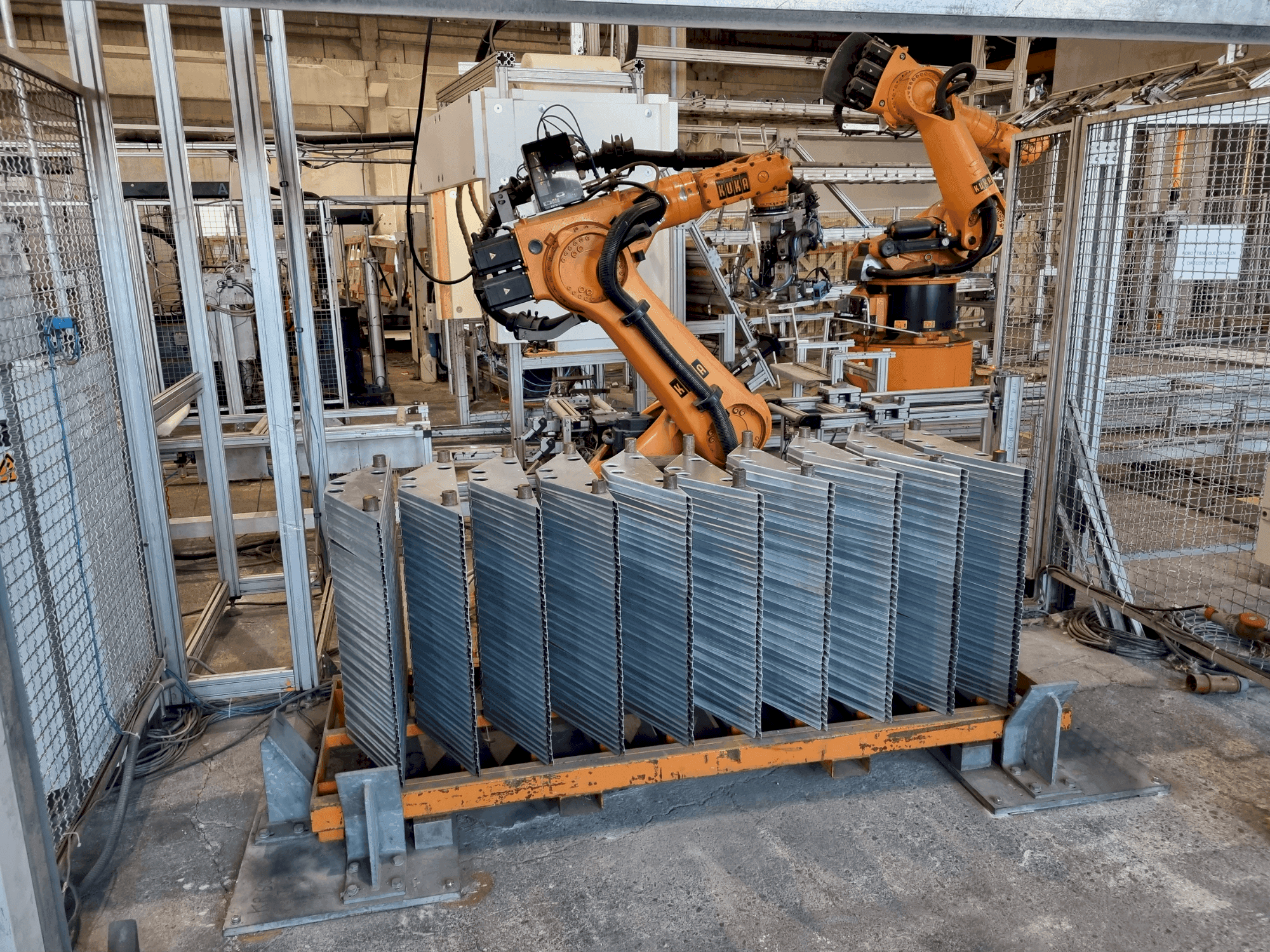 Čelní pohled  na KUKA KR 360 L280-2  stroj