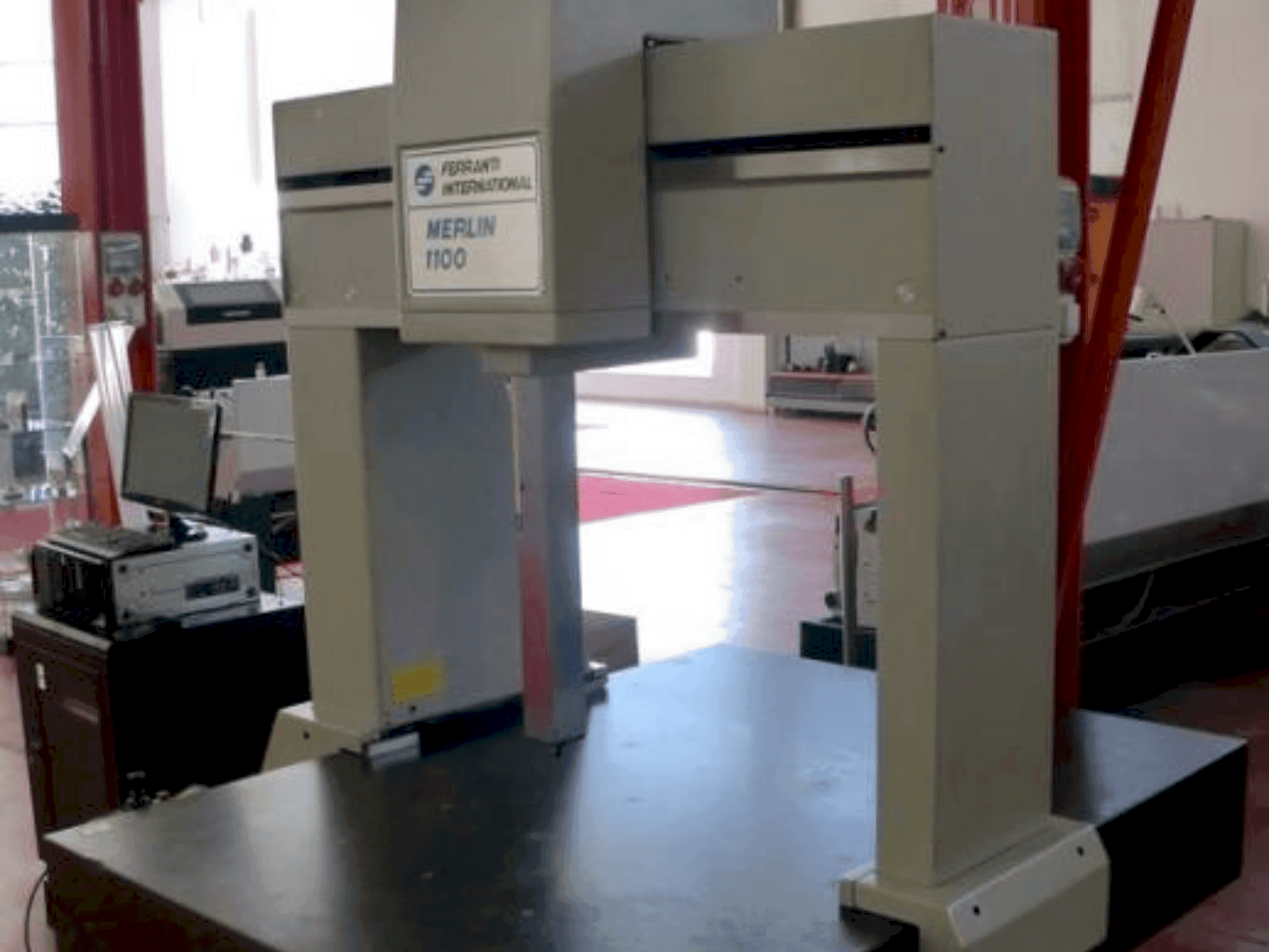 Čelní pohled  na FERRANTI INTERNATIONAL MERLIN 1100  stroj