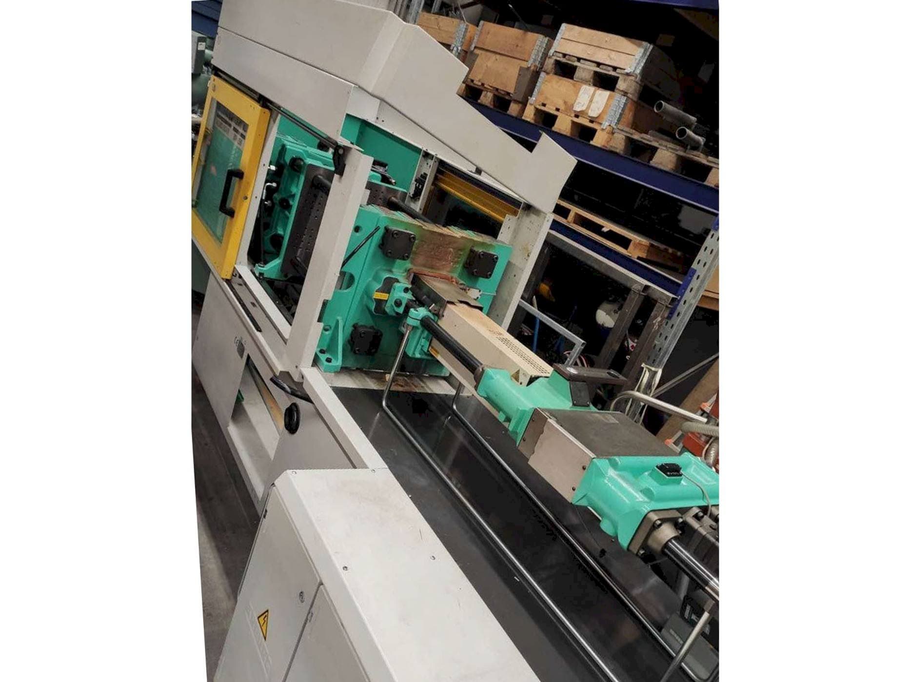 Čelní pohled  na Arburg 370C-800-250  stroj