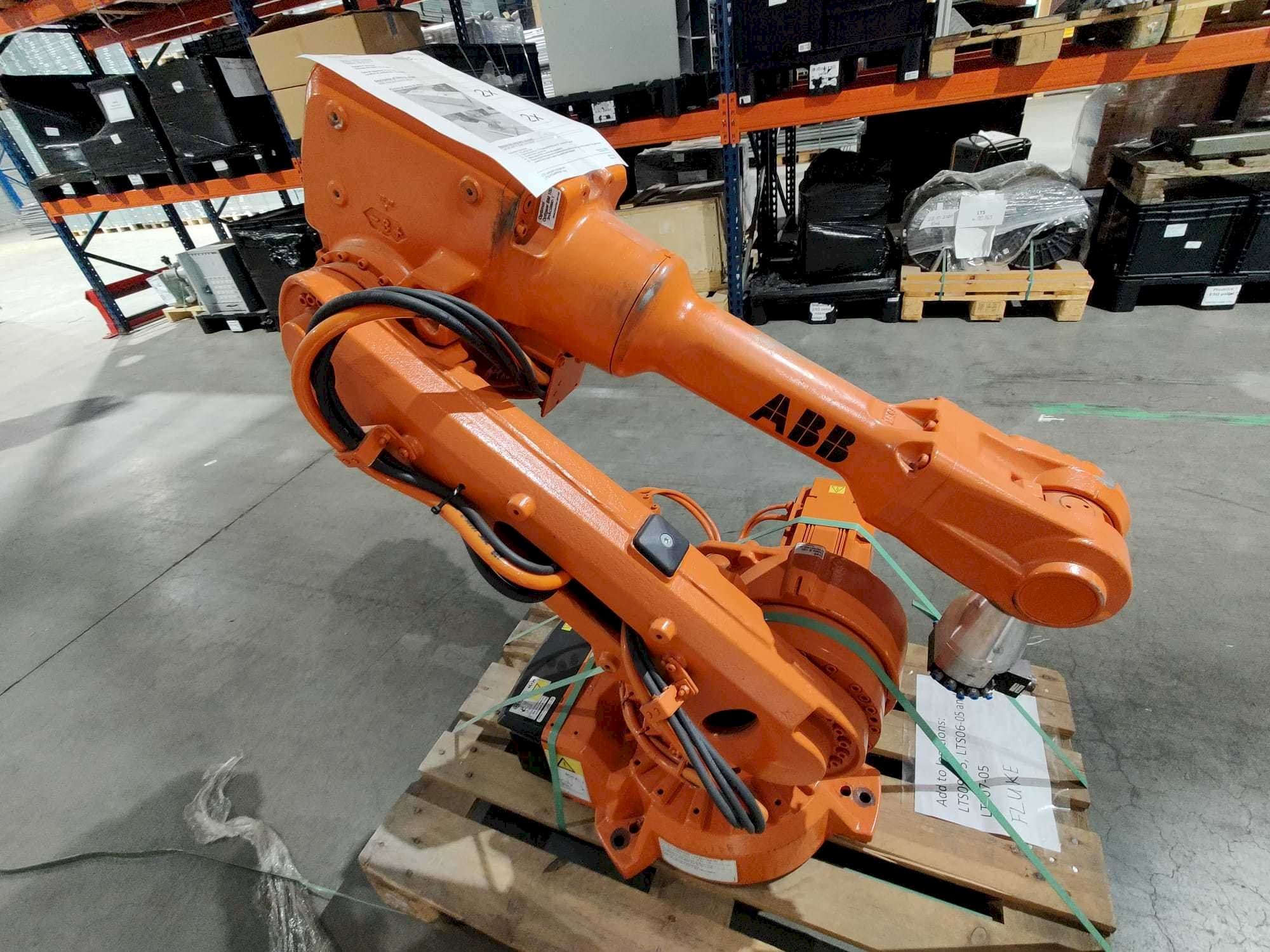 Čelní pohled  na ABB IRB 2600 M2004  stroj