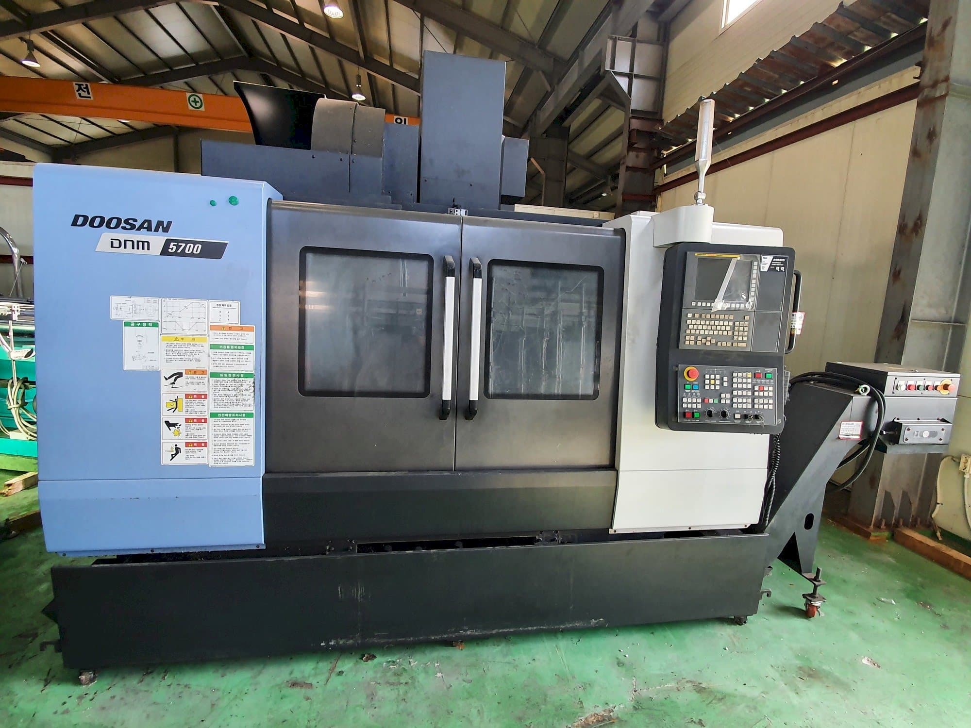 Čelní pohled na Doosan DNM5700 stroj