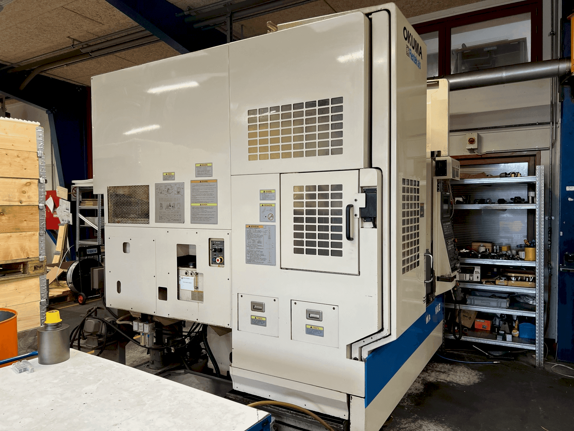 Čelní pohled na Okuma MX-45 VAE stroj