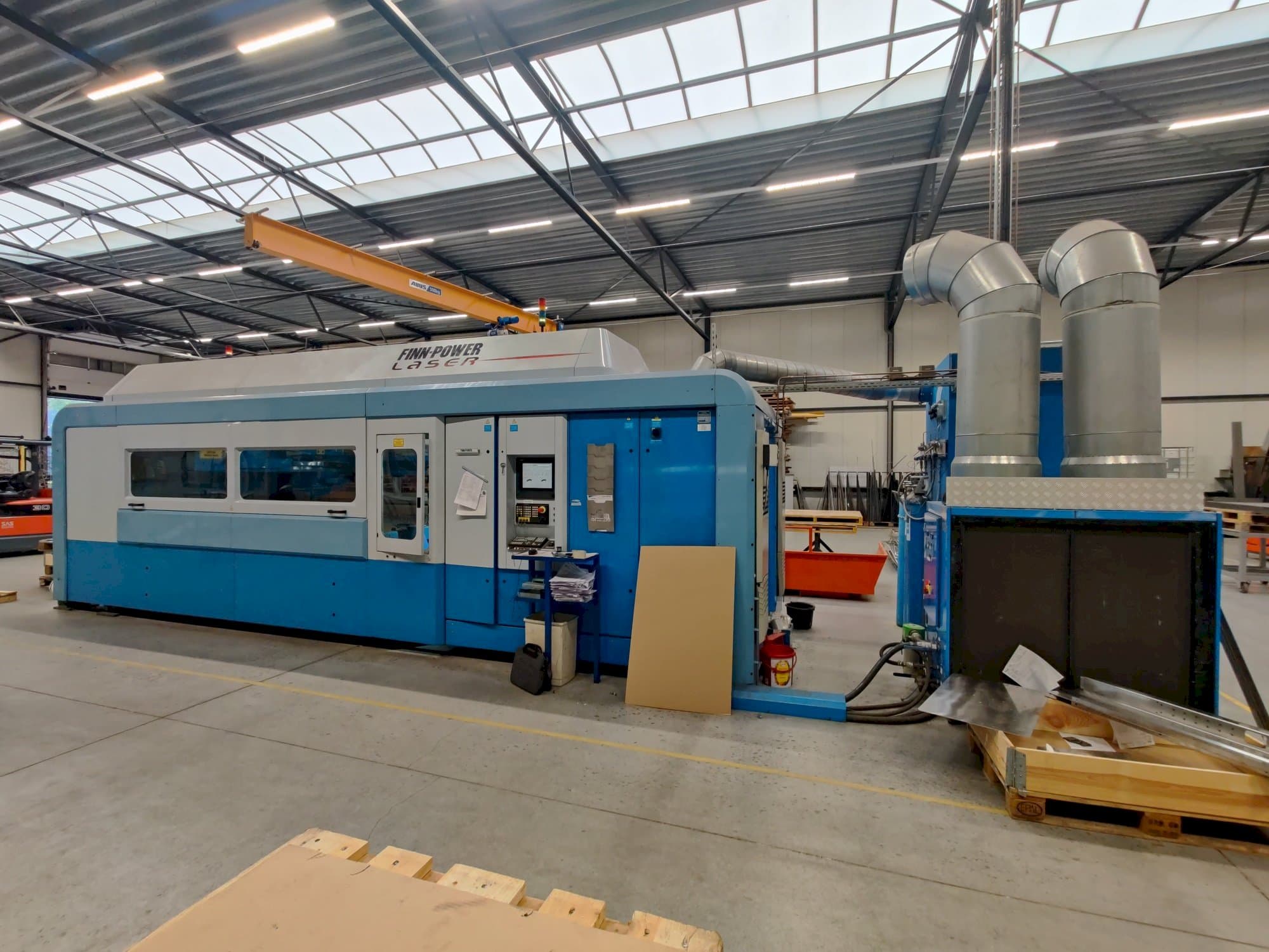 Čelní pohled  na Finn-Power FPL6-B  stroj