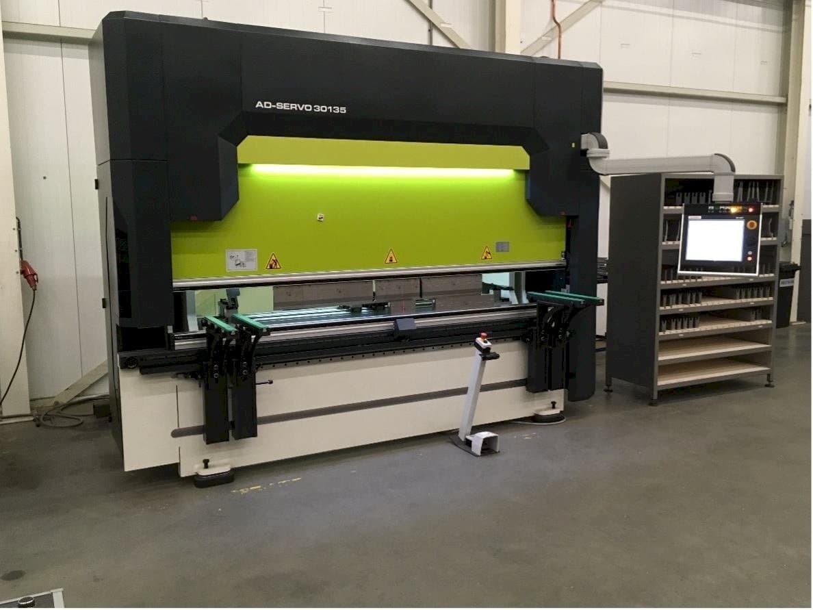 Čelní pohled na Durma AD-S 30135 Servo stroj