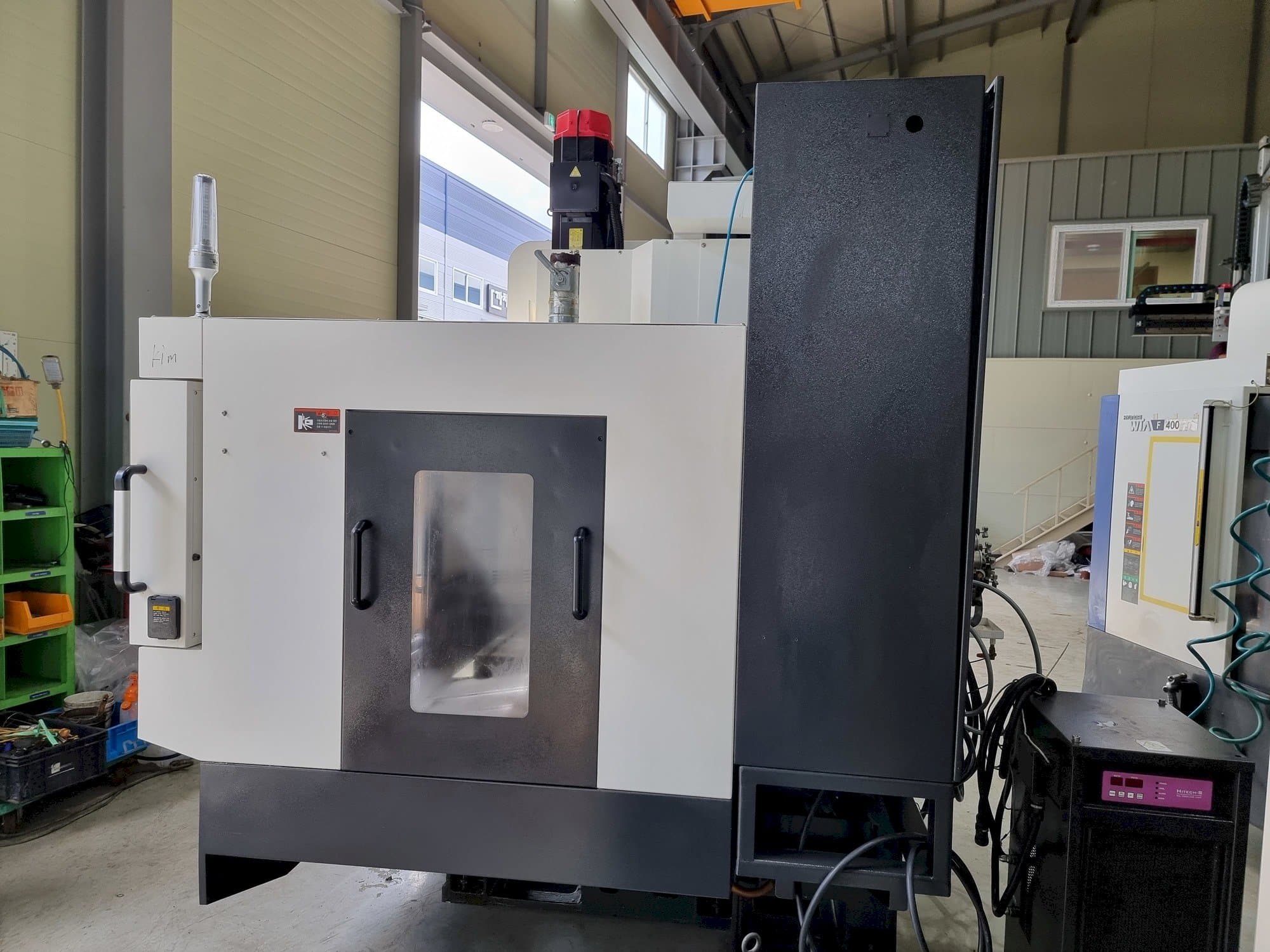 Čelní pohled  na Hyundai Wia F400  stroj