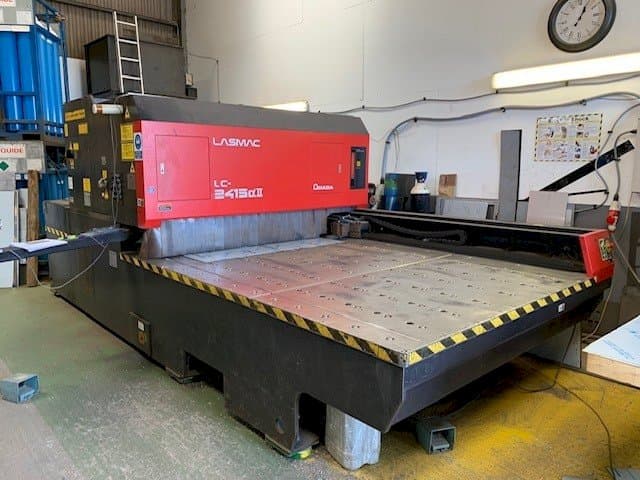 Čelní pohled na AMADA LC 2415 Alpha 2 stroj
